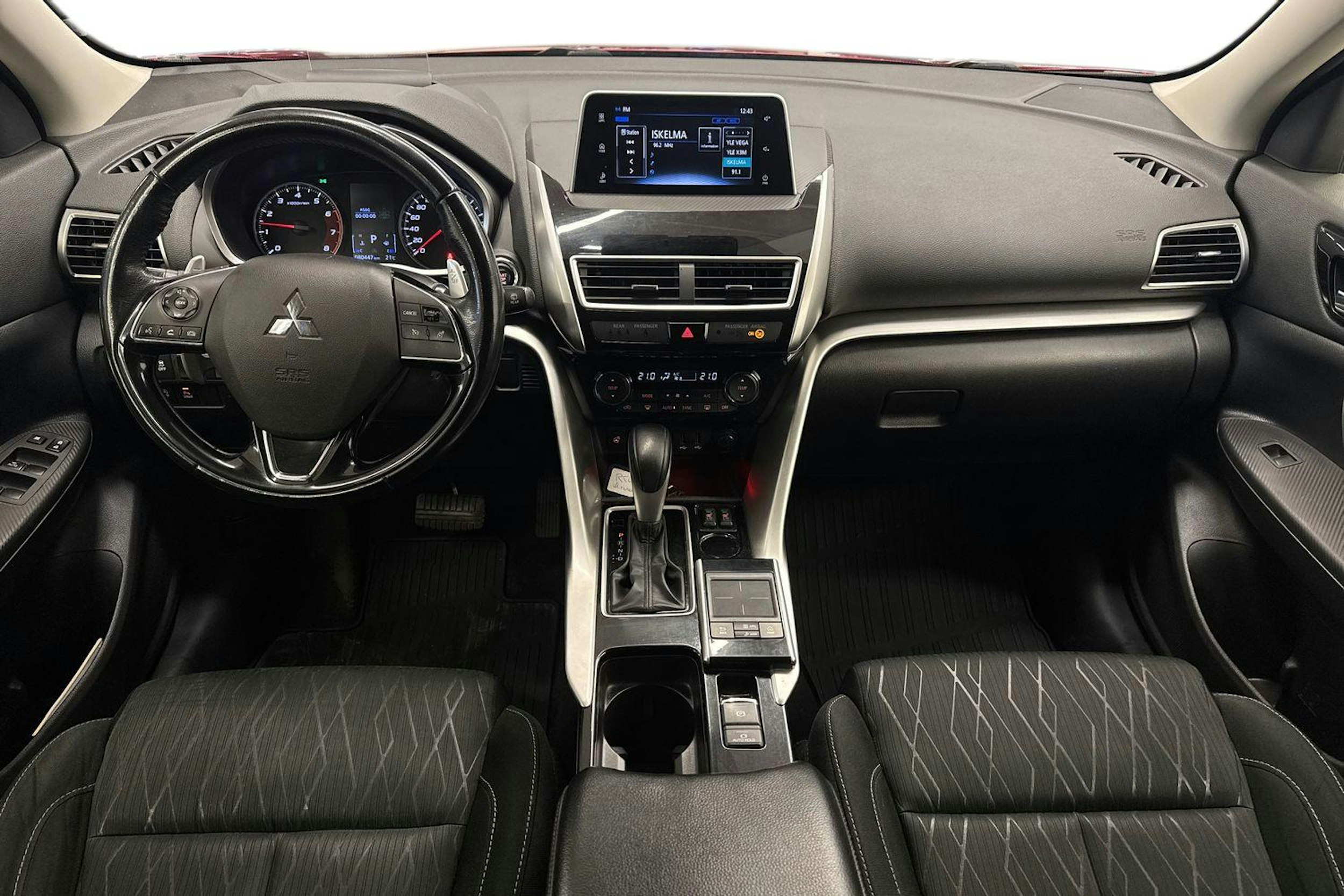 punainen Mitsubishi Eclipse Cross 2019 kuva 9.