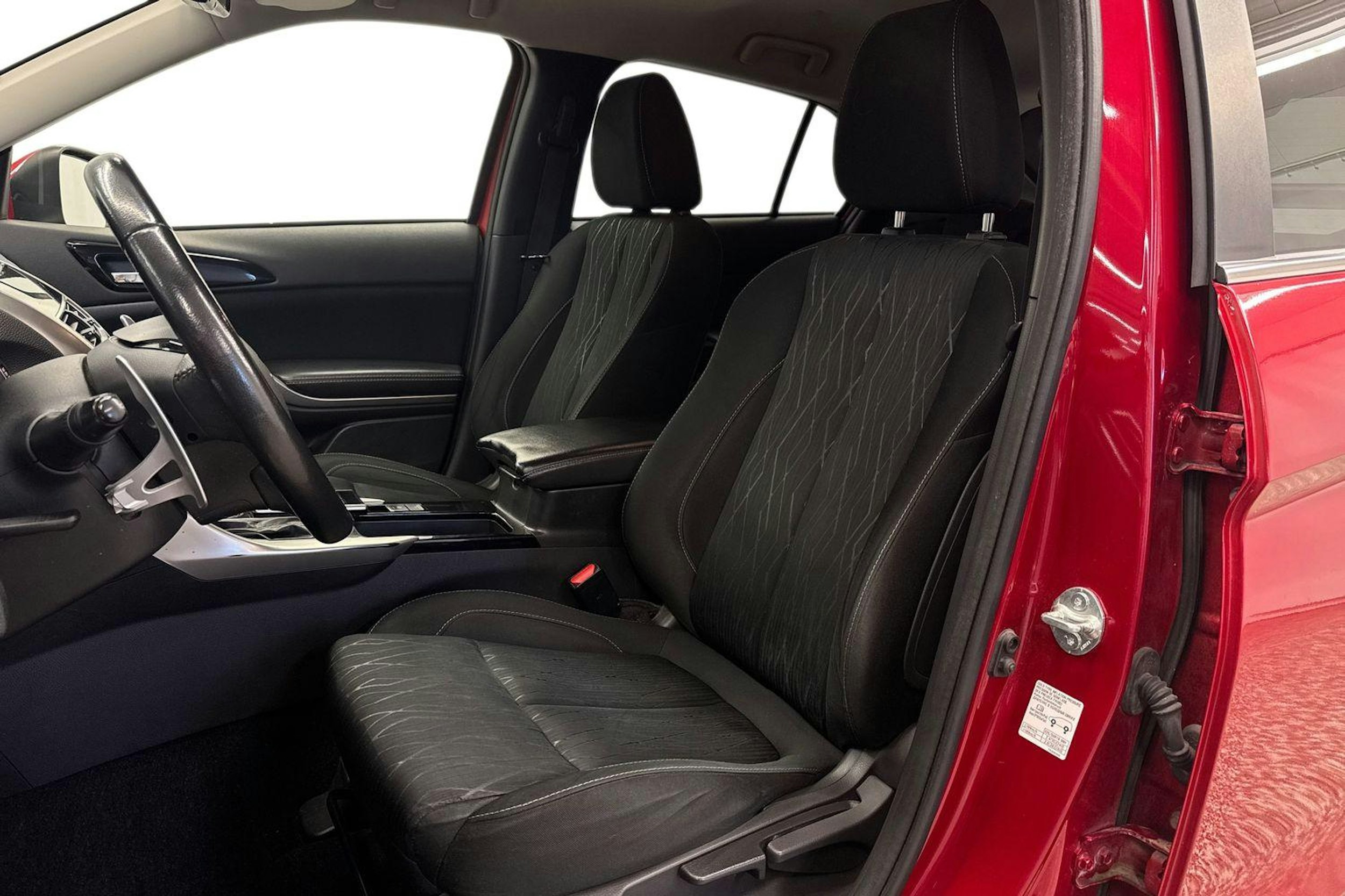 punainen Mitsubishi Eclipse Cross 2019 kuva 11.