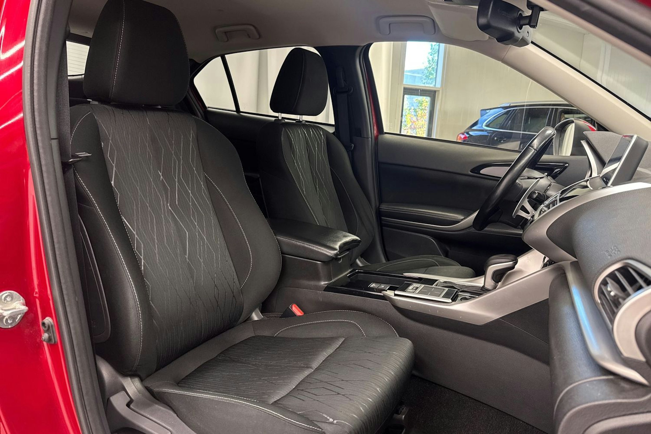 punainen Mitsubishi Eclipse Cross 2019 kuva 13.