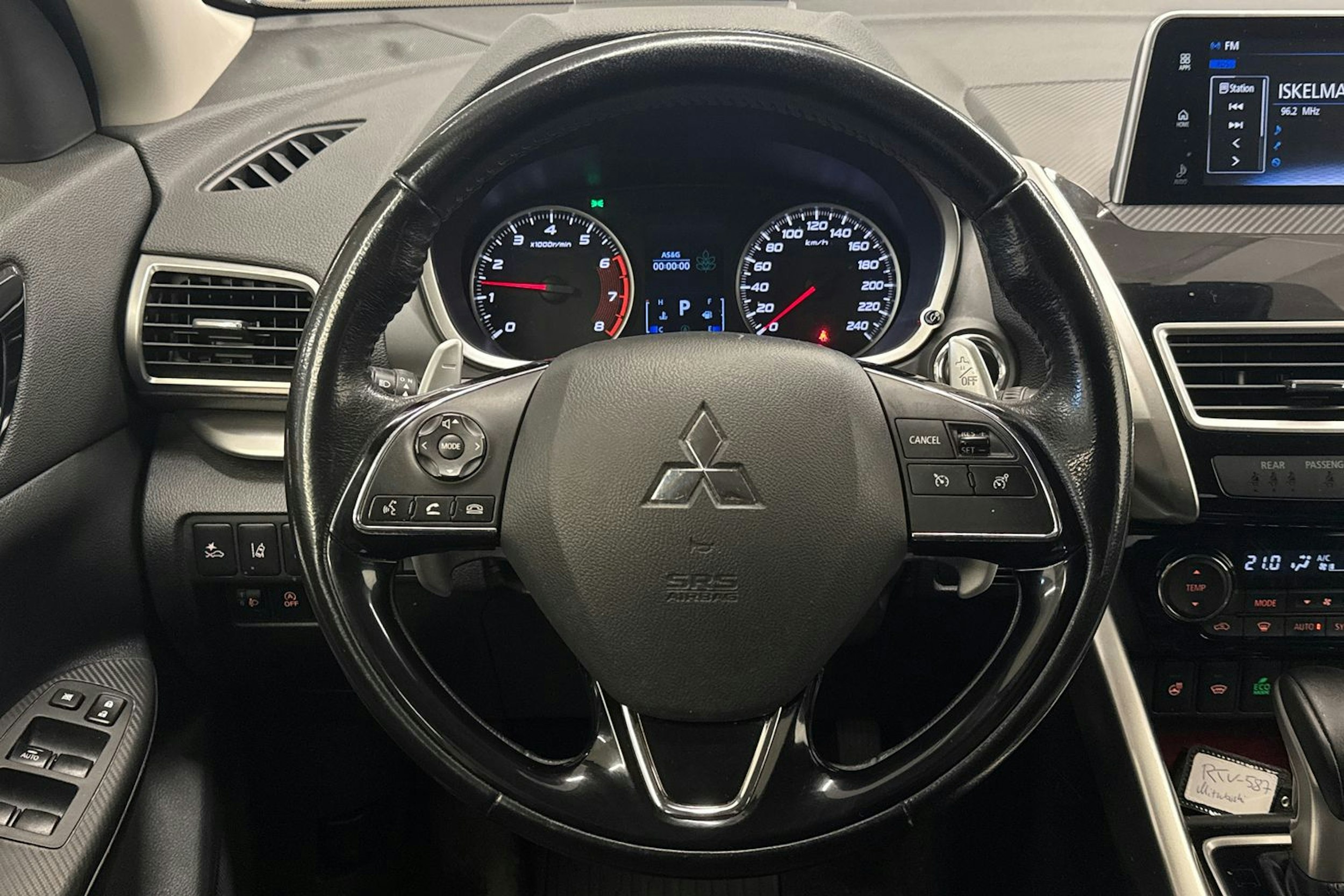punainen Mitsubishi Eclipse Cross 2019 kuva 14.