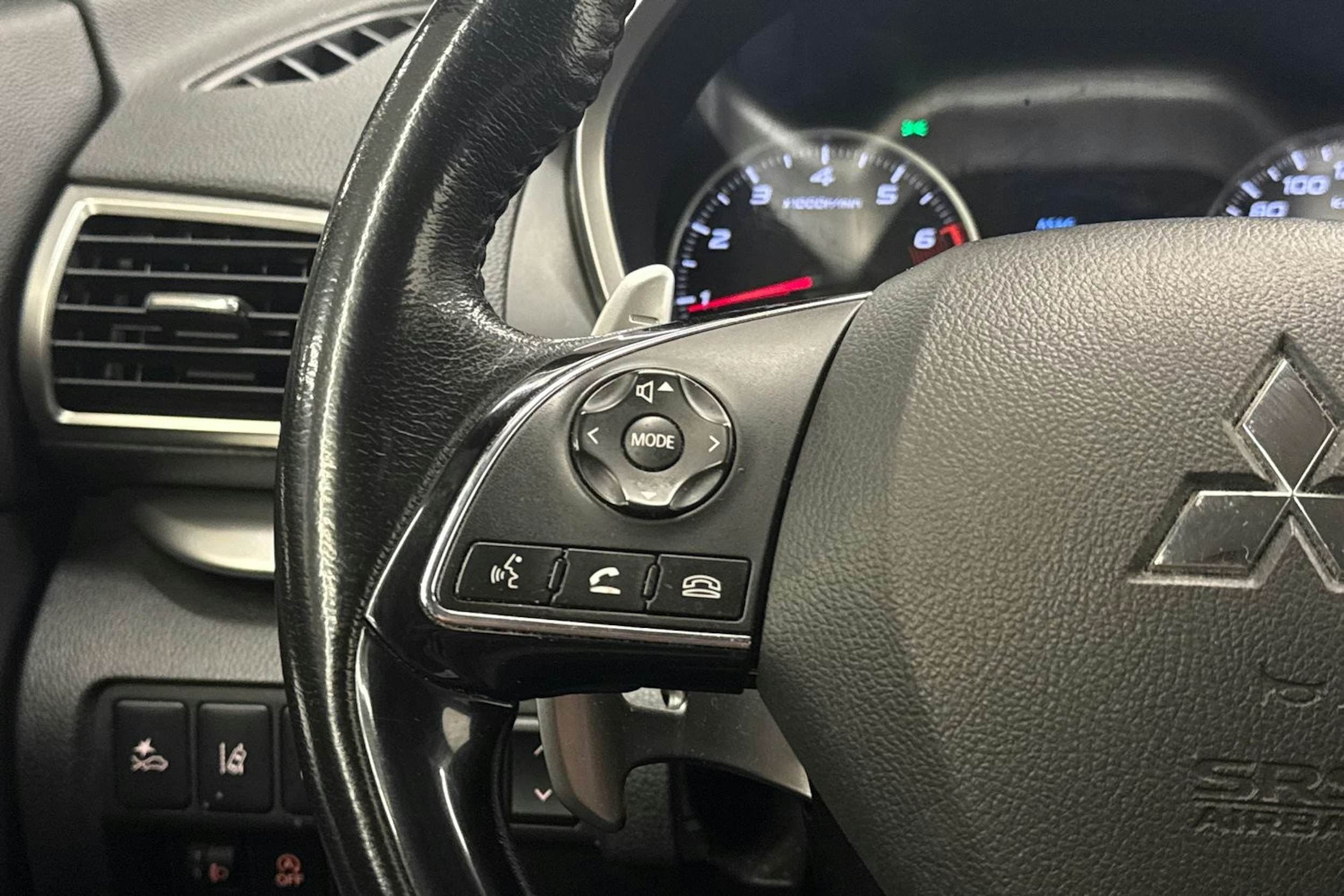 punainen Mitsubishi Eclipse Cross 2019 kuva 15.