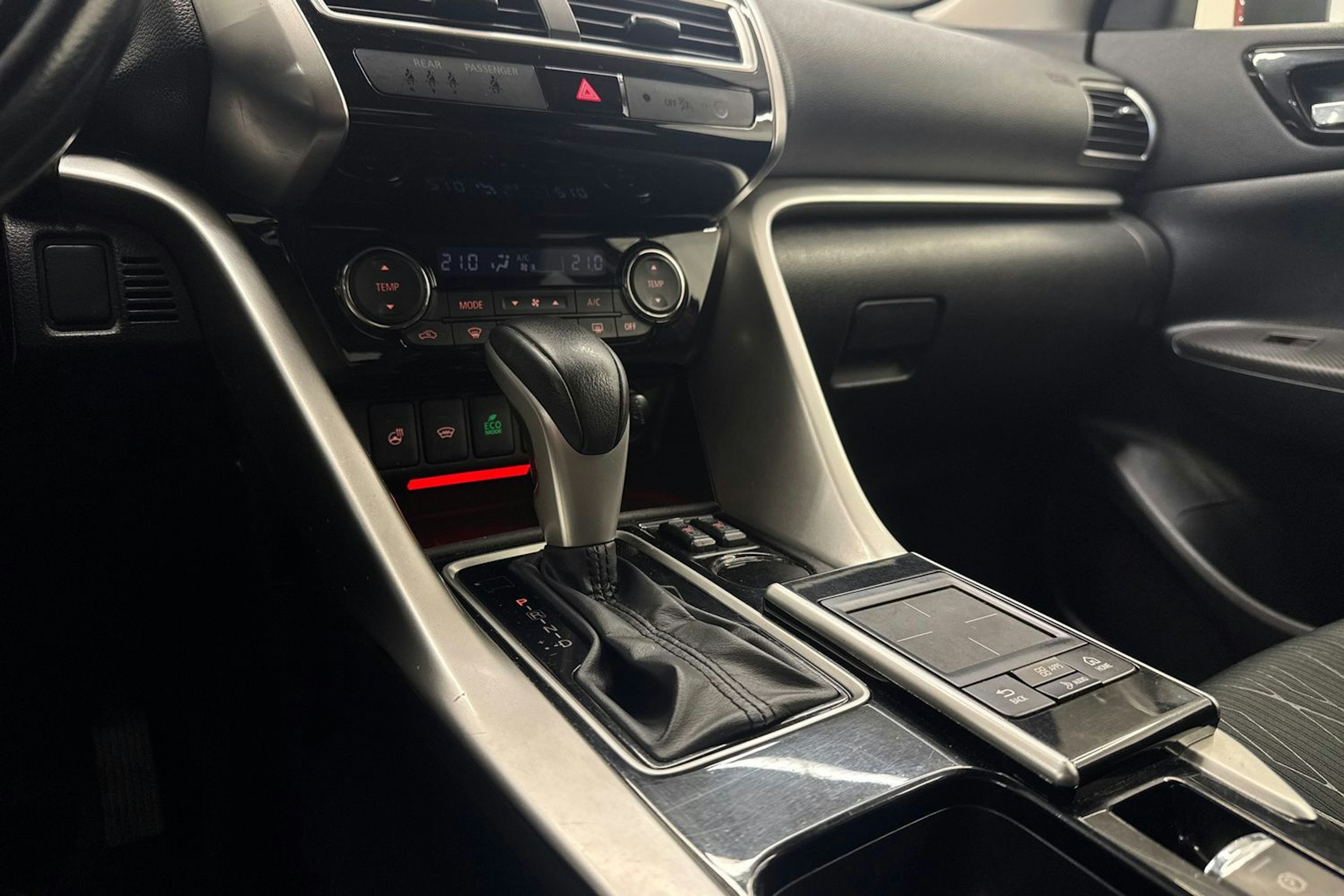 punainen Mitsubishi Eclipse Cross 2019 kuva 21.