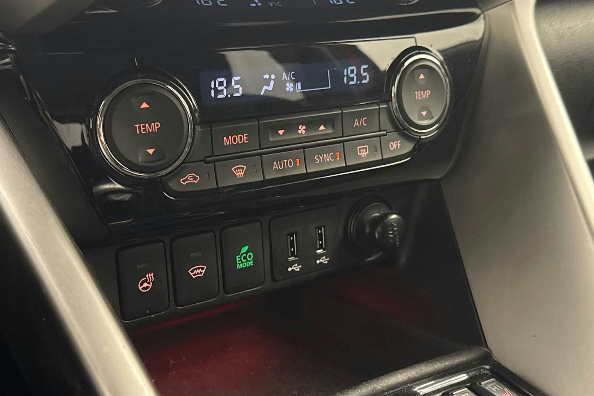 punainen Mitsubishi Eclipse Cross 2019 kuva 24.