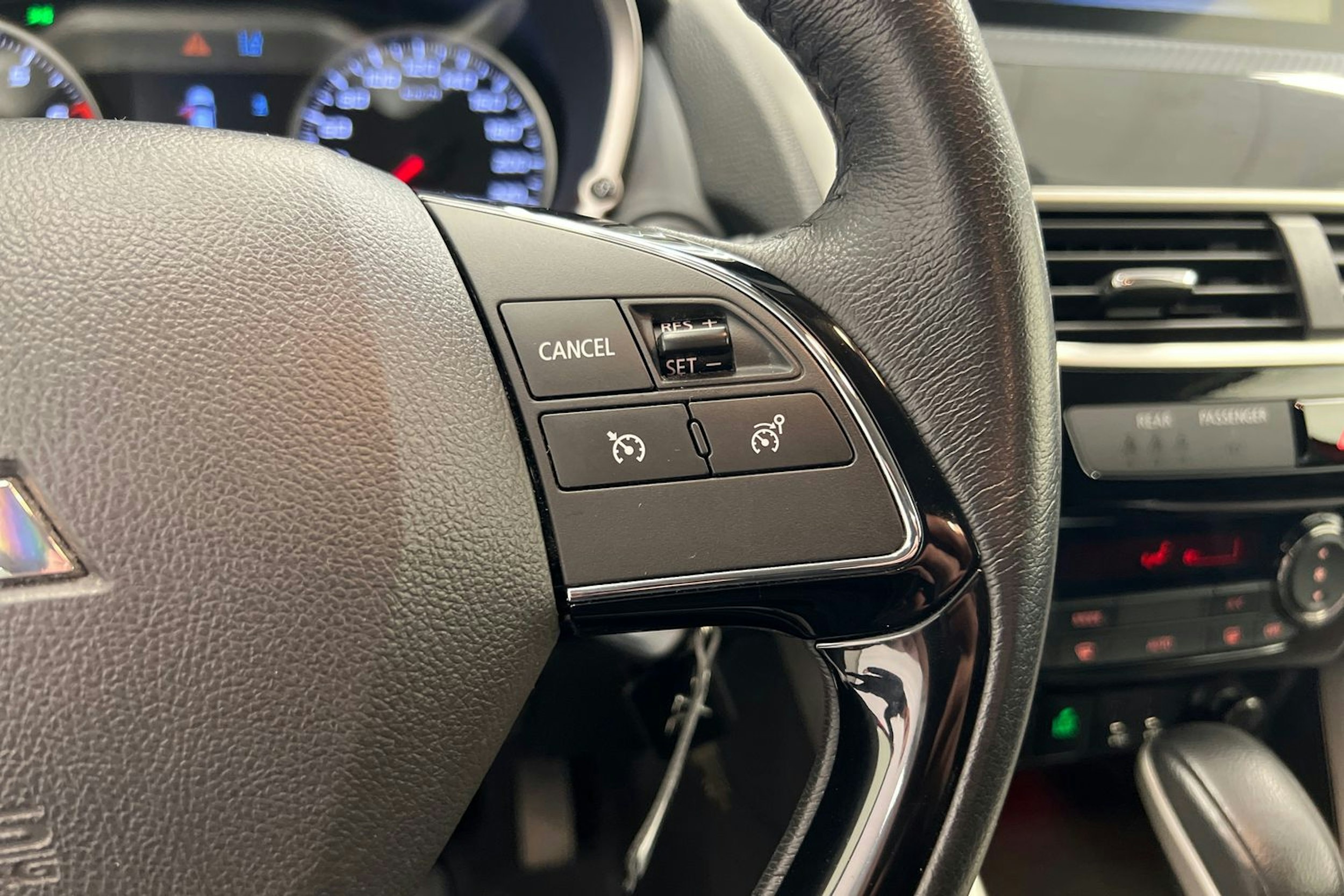 punainen Mitsubishi Eclipse Cross 2019 kuva 17.