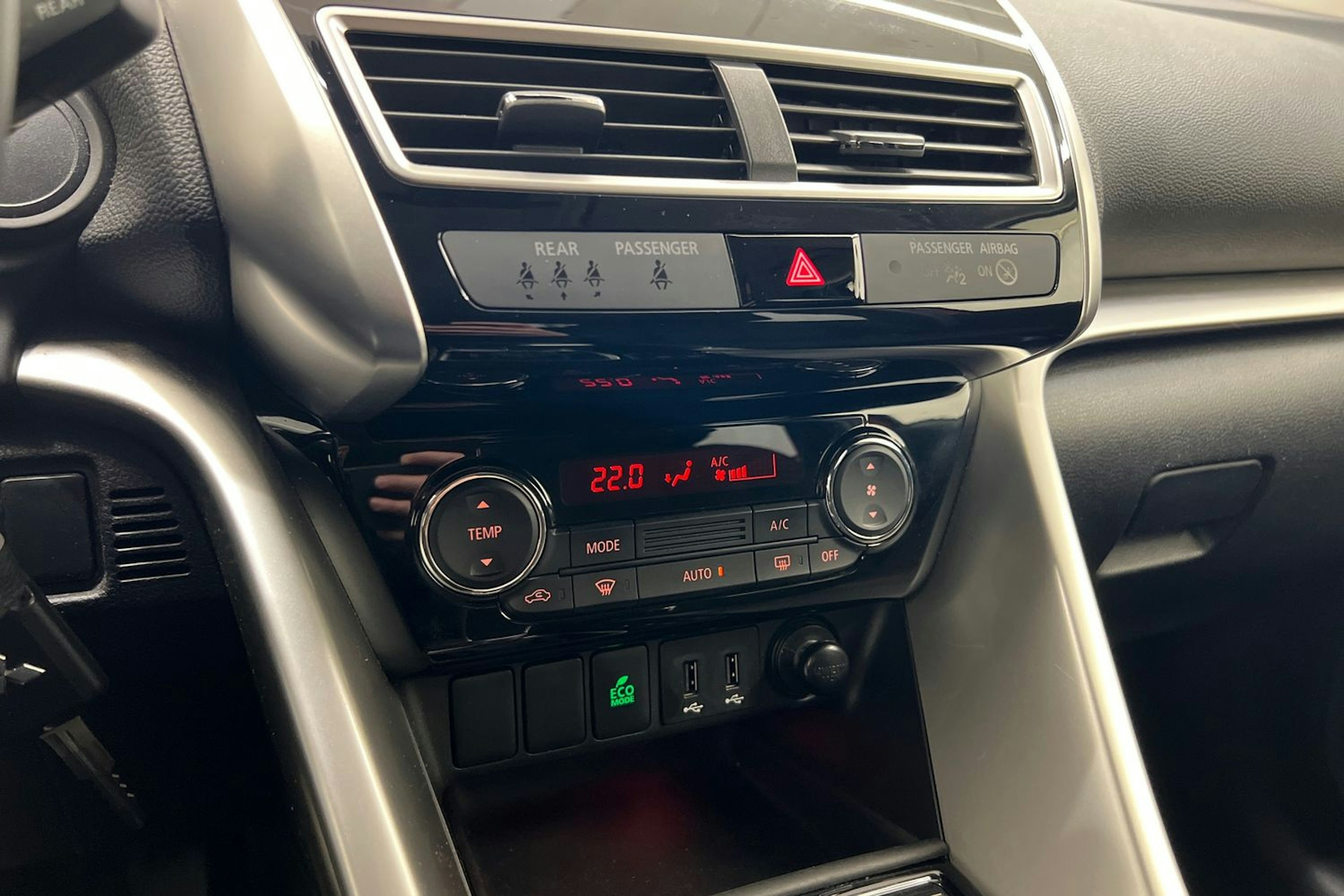 punainen Mitsubishi Eclipse Cross 2019 kuva 23.