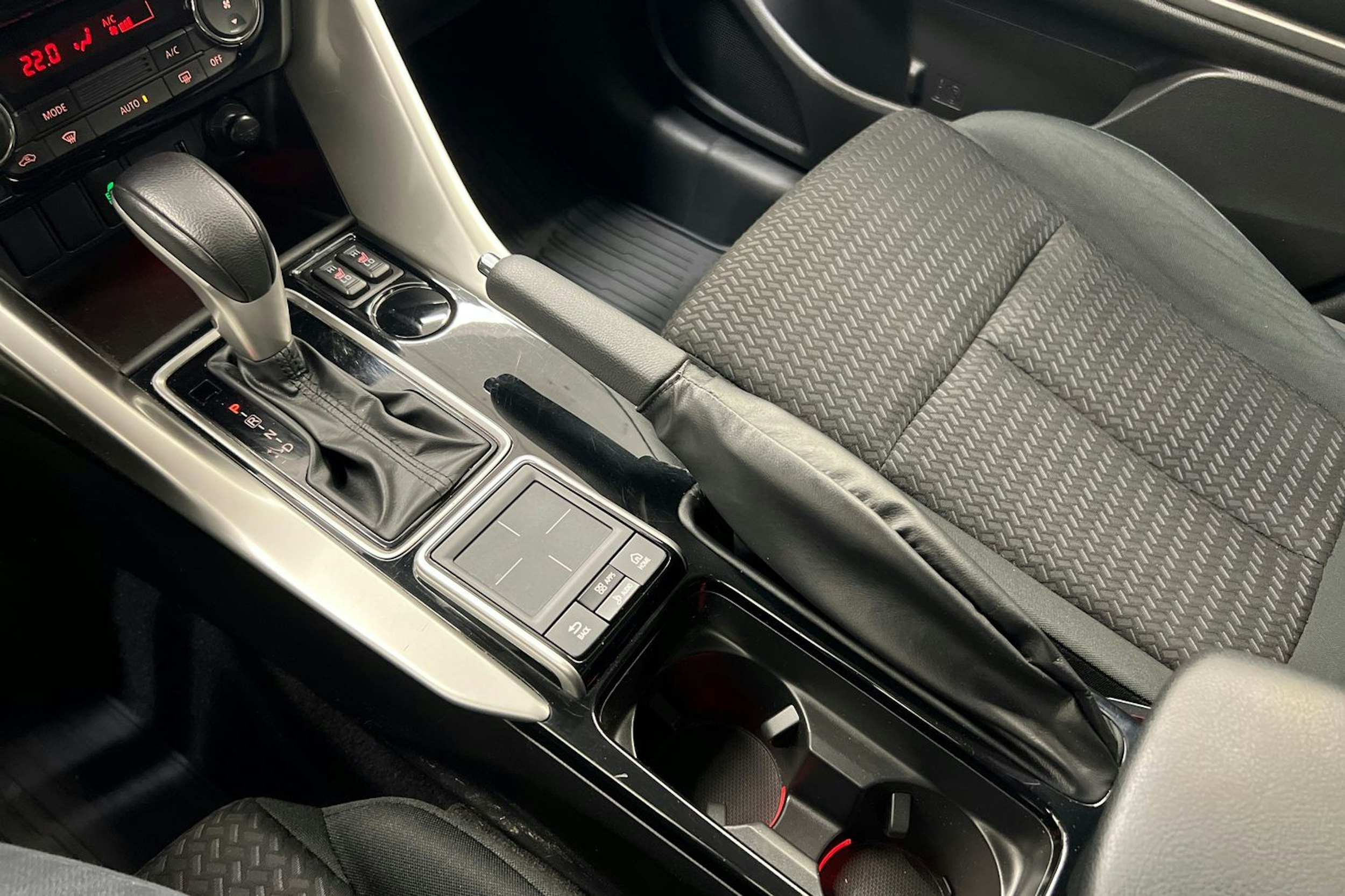 punainen Mitsubishi Eclipse Cross 2019 kuva 24.