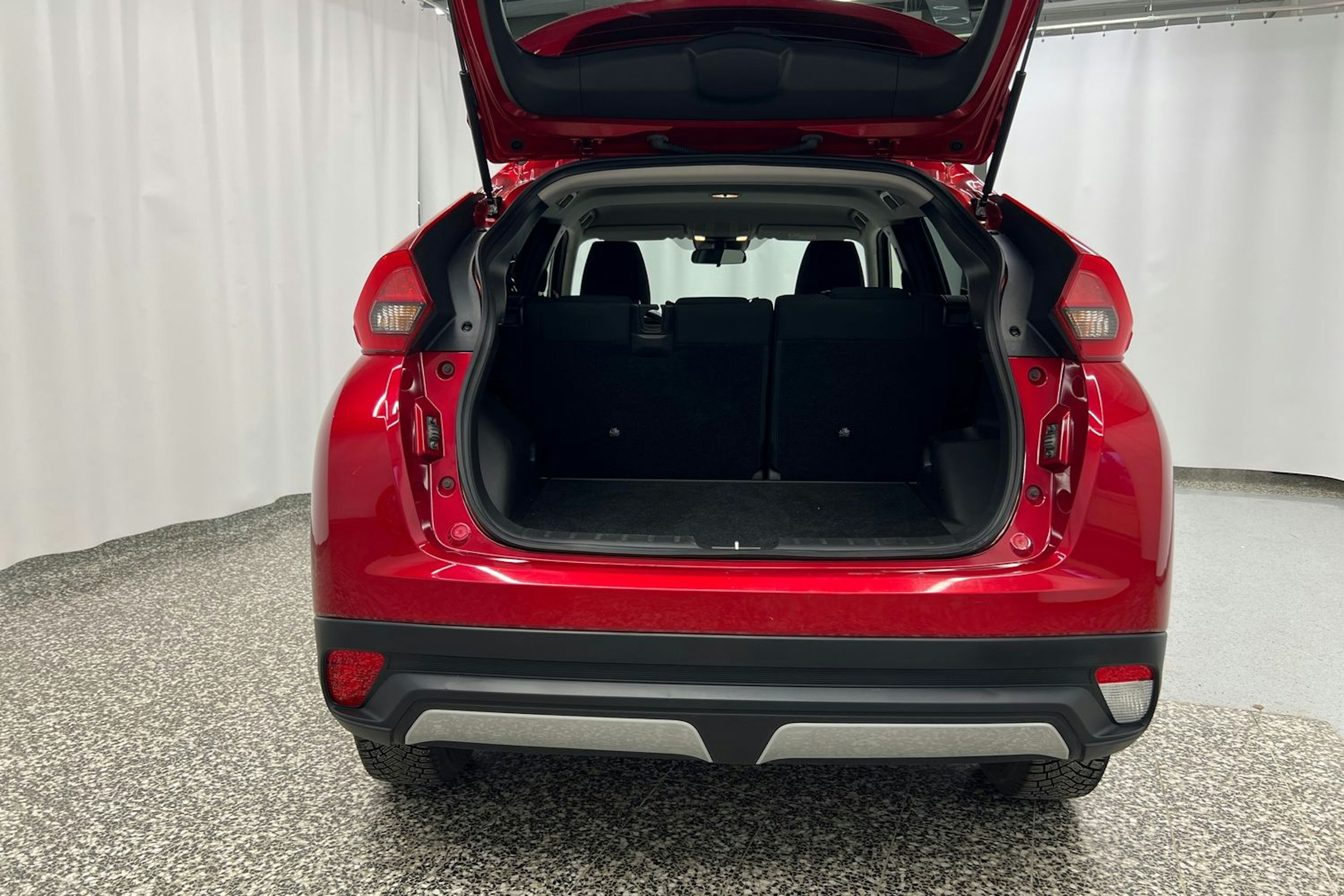 punainen Mitsubishi Eclipse Cross 2019 kuva 25.