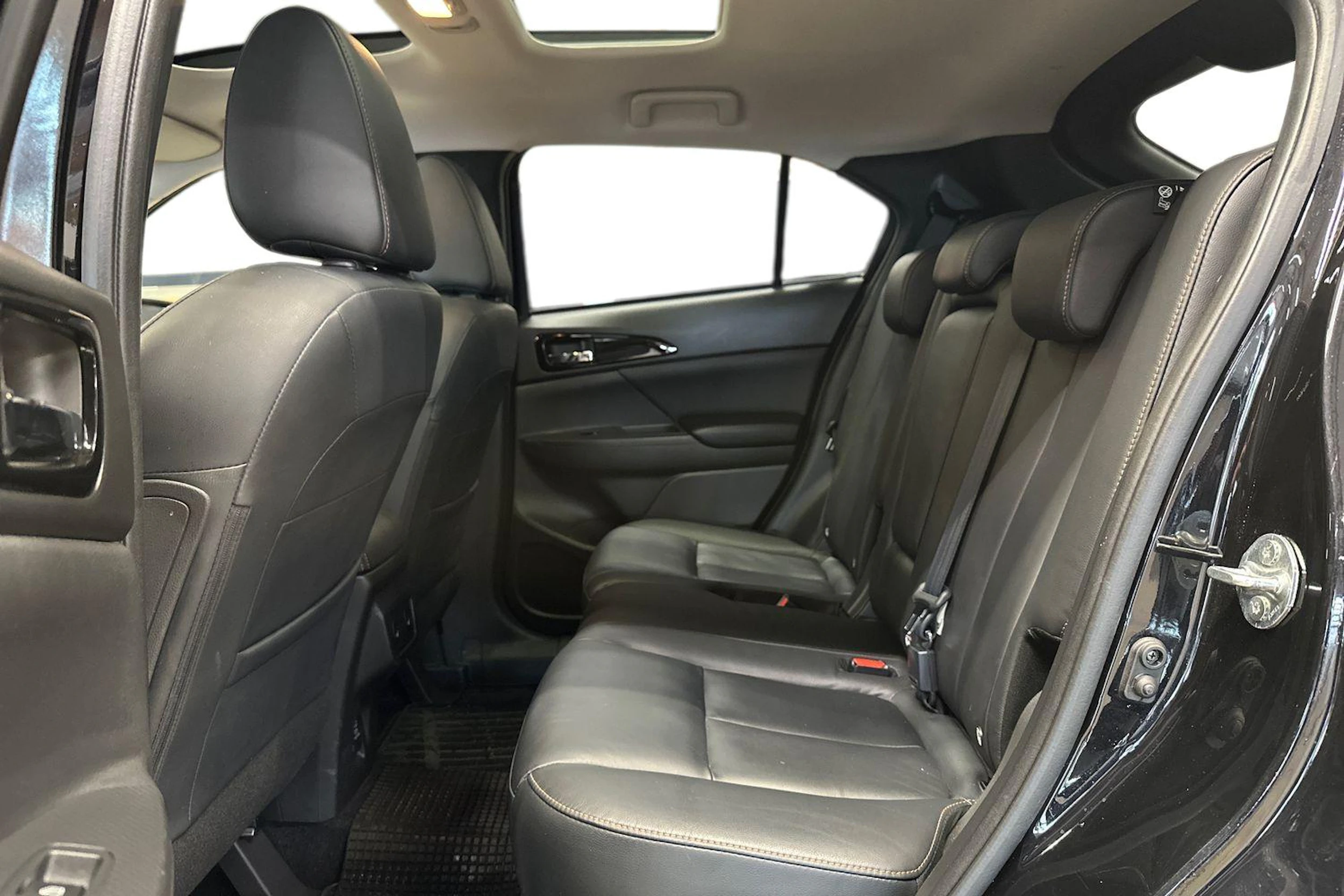 musta Mitsubishi Eclipse Cross 2020 kuva 11.