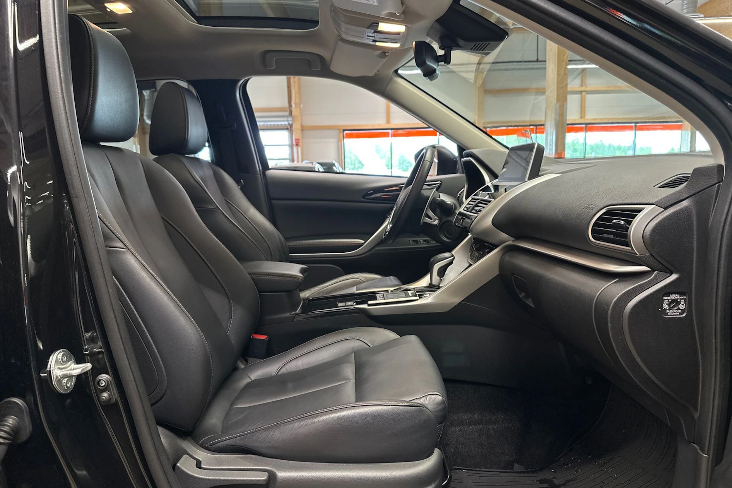 musta Mitsubishi Eclipse Cross 2020 kuva 15.