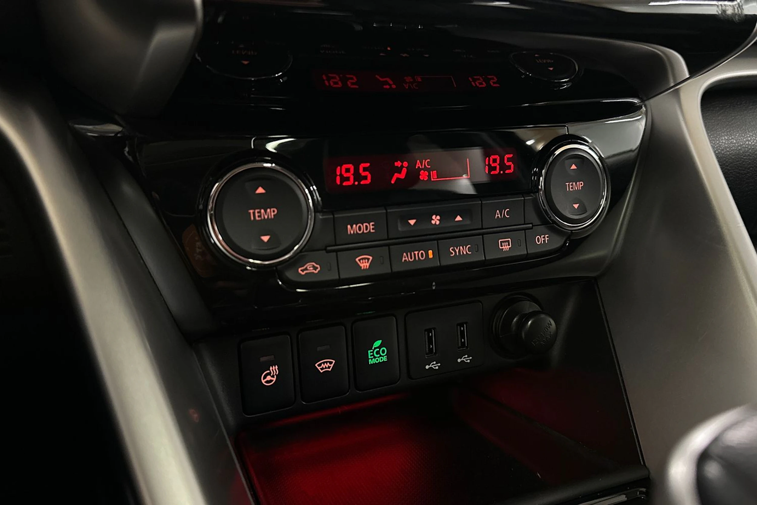 musta Mitsubishi Eclipse Cross 2020 kuva 24.