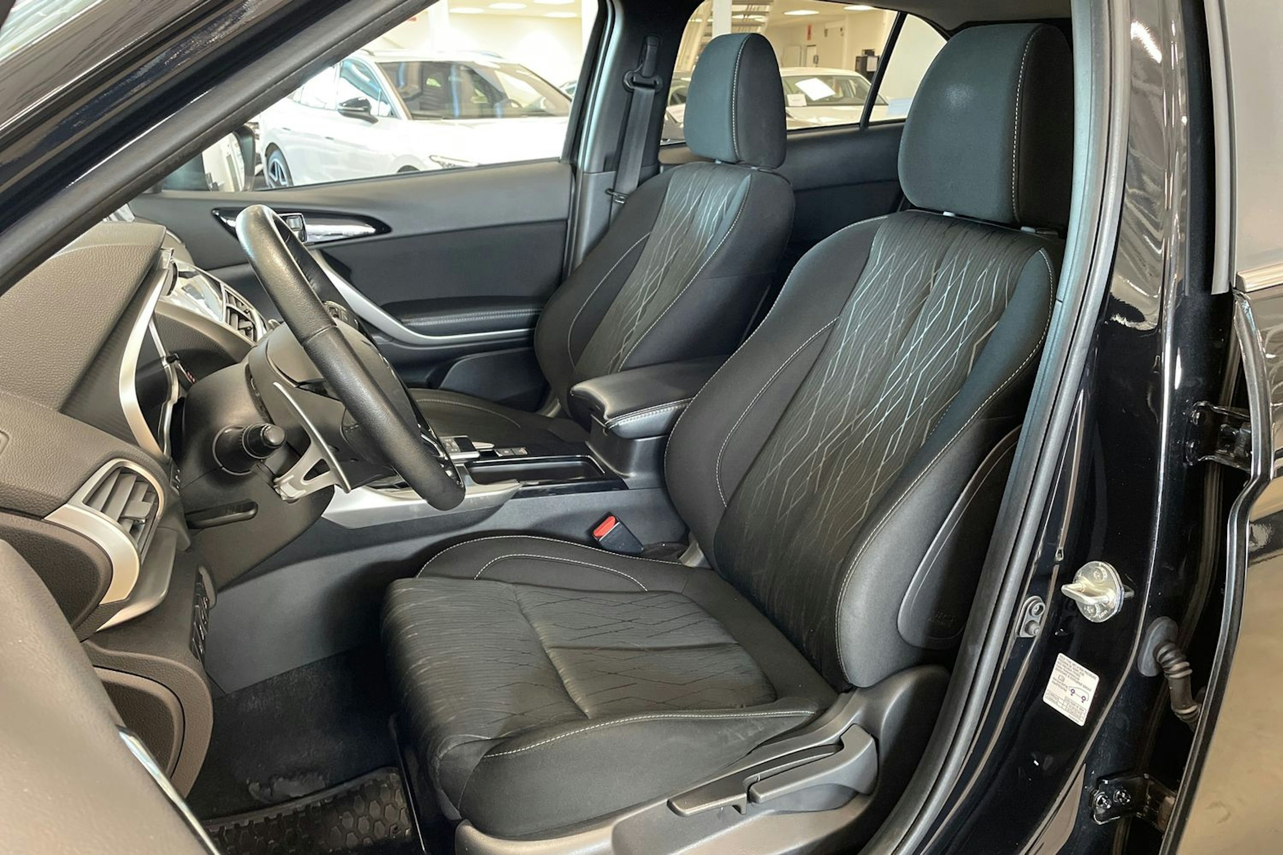 musta Mitsubishi Eclipse Cross 2020 kuva 14.