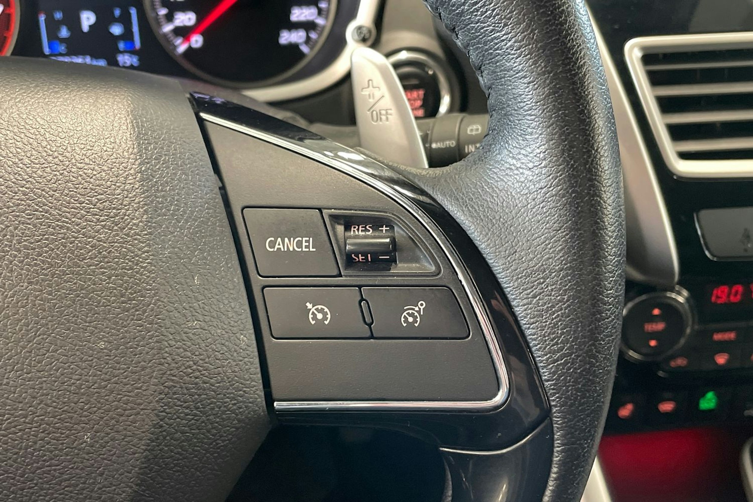 musta Mitsubishi Eclipse Cross 2020 kuva 16.