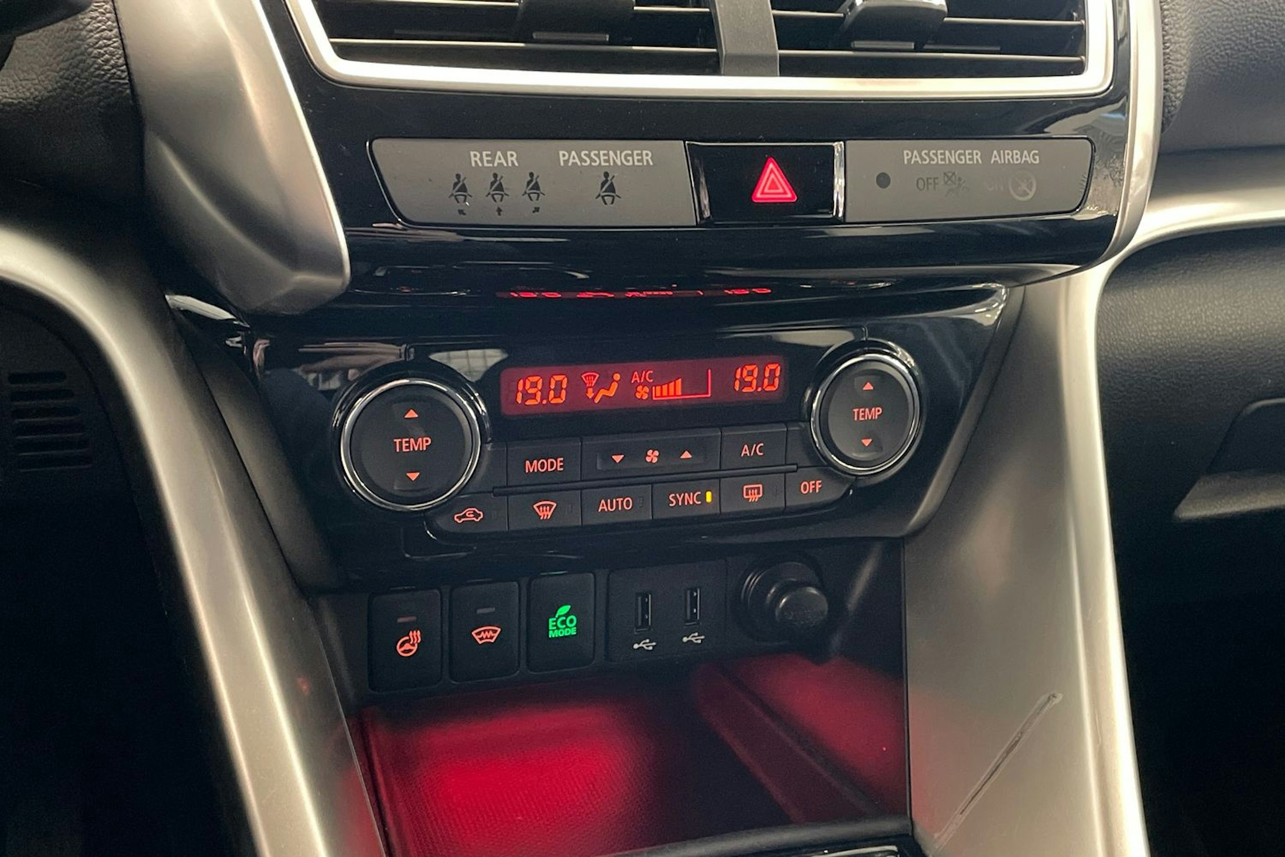 musta Mitsubishi Eclipse Cross 2020 kuva 26.