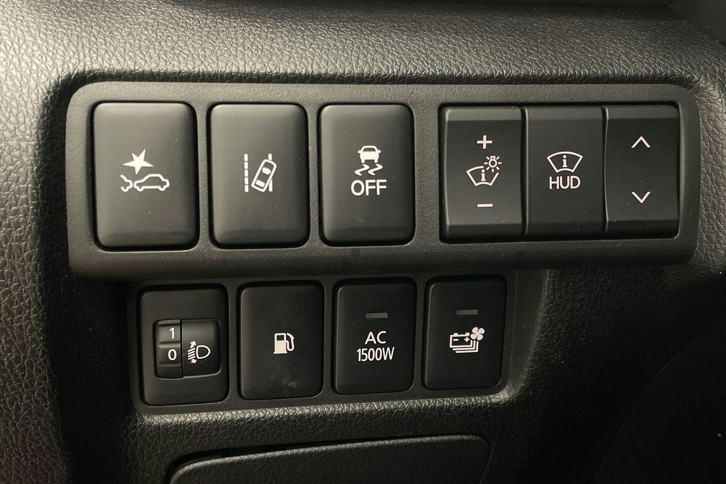 punainen Mitsubishi Eclipse Cross 2021 kuva 13.