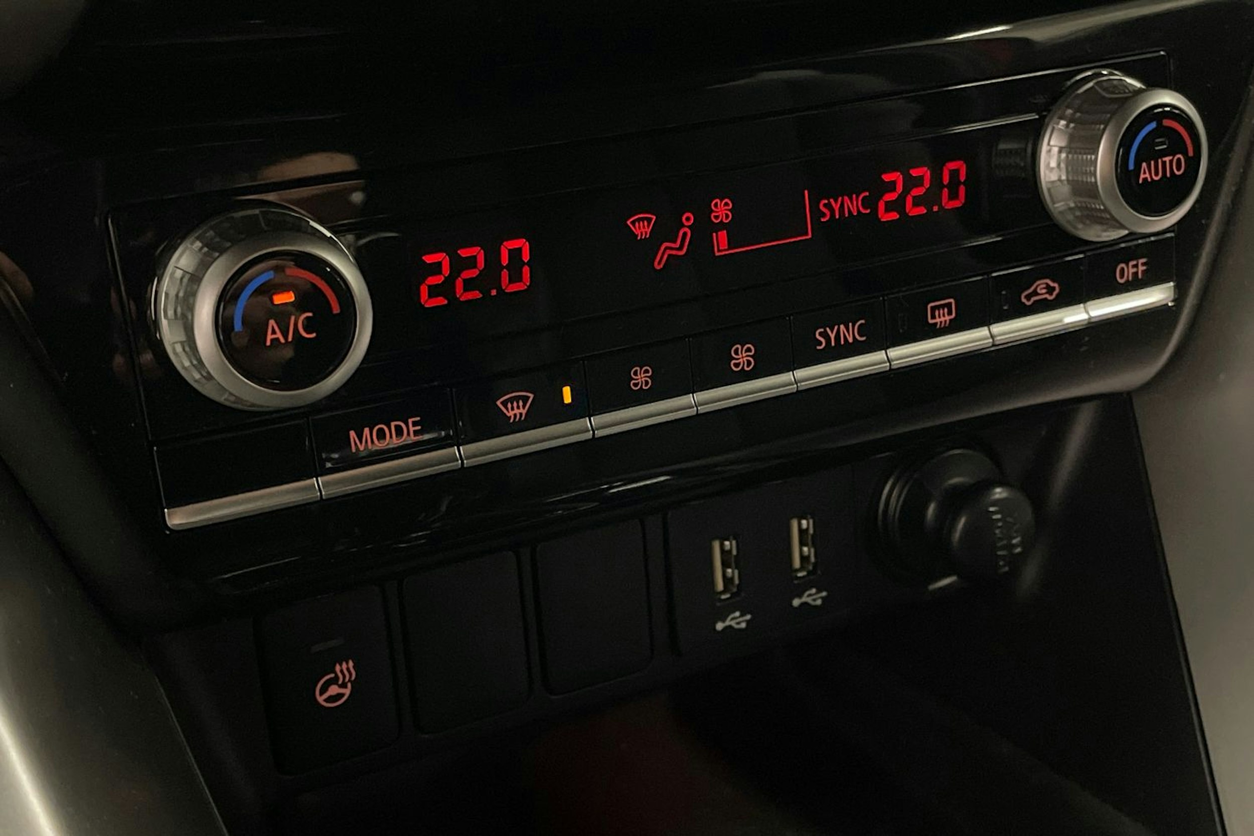 punainen Mitsubishi Eclipse Cross 2021 kuva 18.