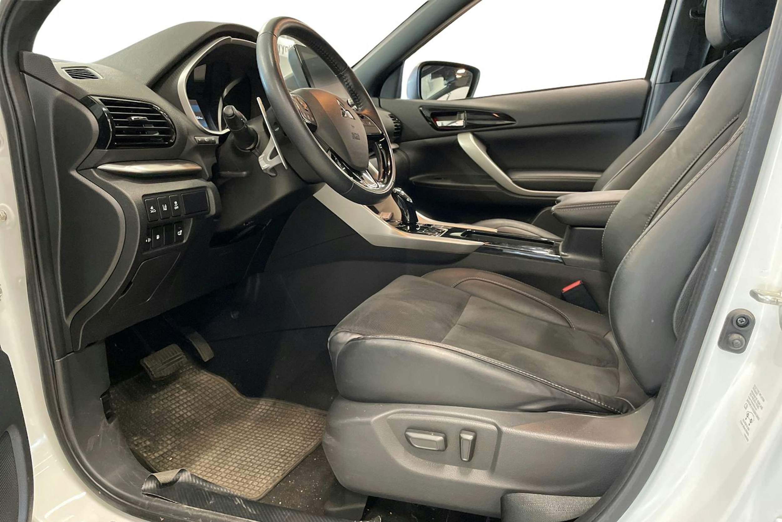 valkoinen Mitsubishi Eclipse Cross 2021 kuva 3.