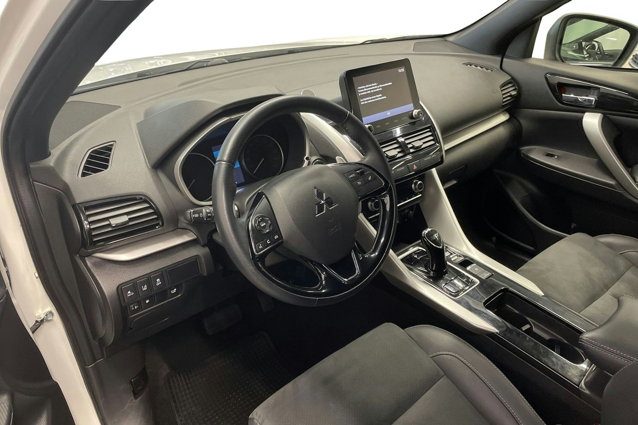 valkoinen Mitsubishi Eclipse Cross 2021 kuva 7.