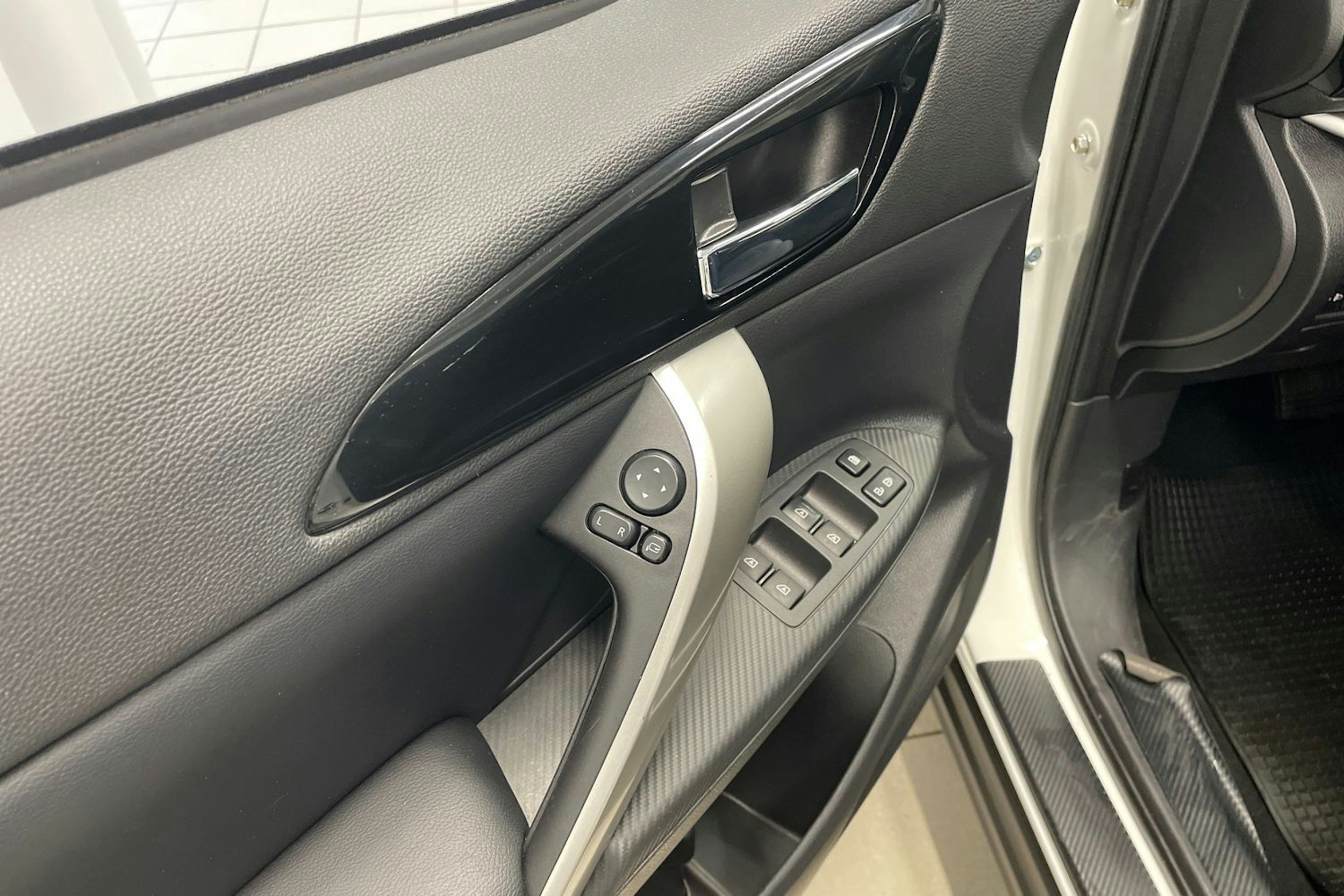 valkoinen Mitsubishi Eclipse Cross 2021 kuva 19.