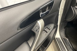 valkoinen Mitsubishi Eclipse Cross 2021 kuva 19.