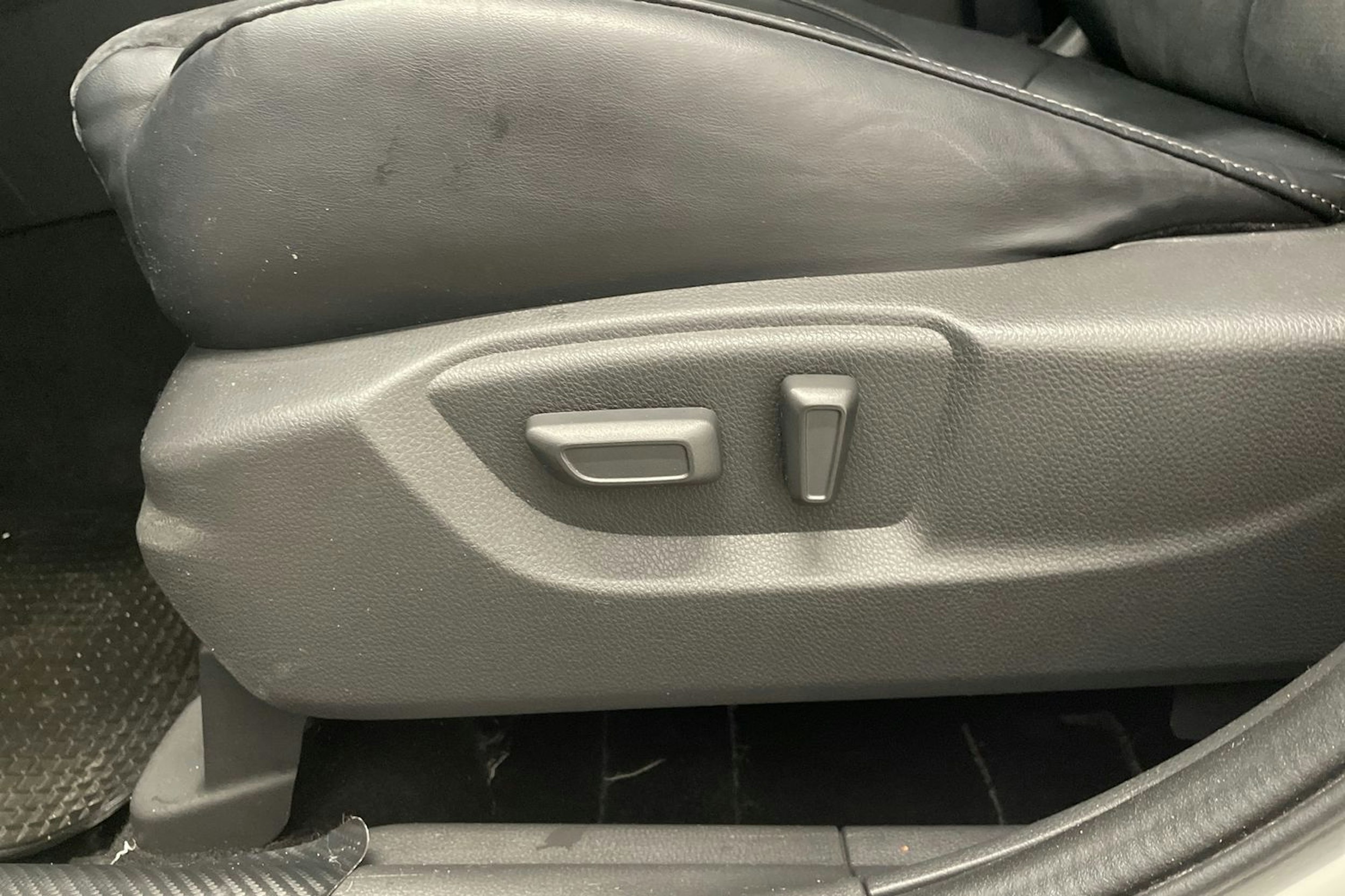 valkoinen Mitsubishi Eclipse Cross 2021 kuva 20.