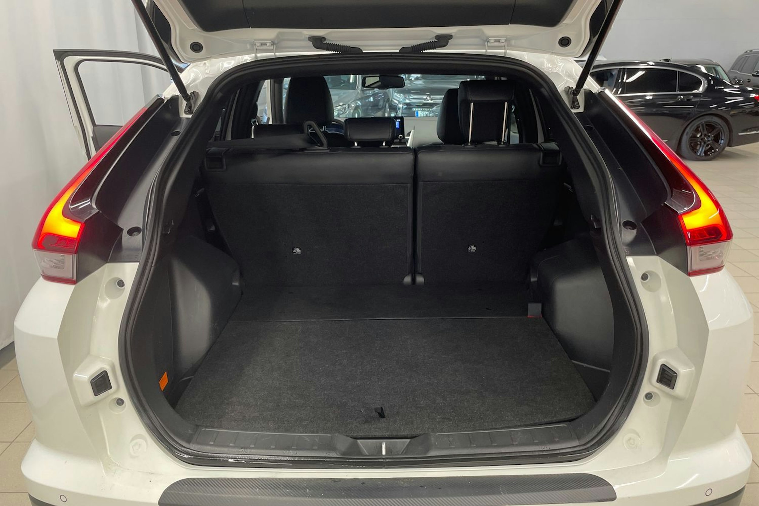 valkoinen Mitsubishi Eclipse Cross 2021 kuva 21.