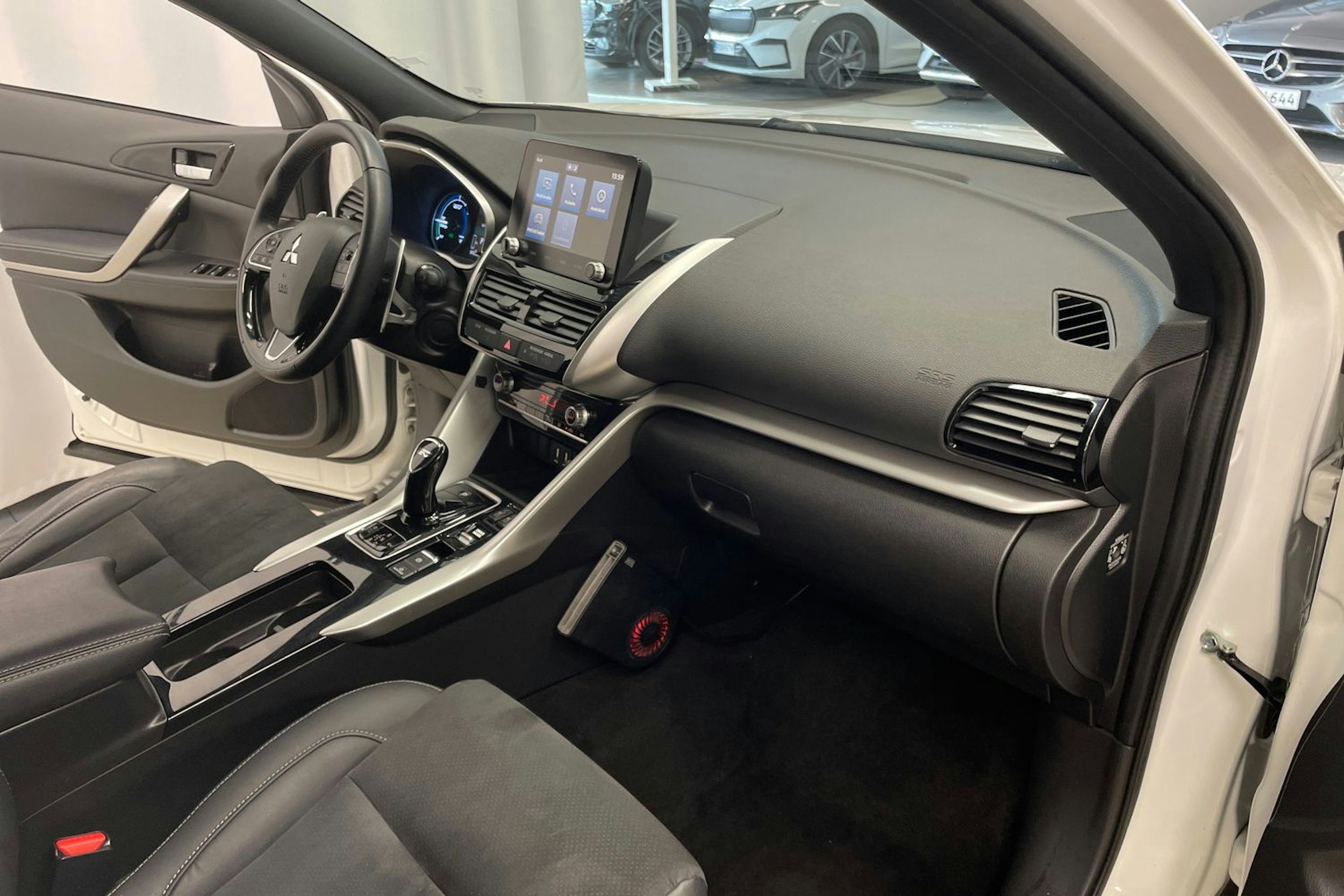 valkoinen Mitsubishi Eclipse Cross 2021 kuva 22.