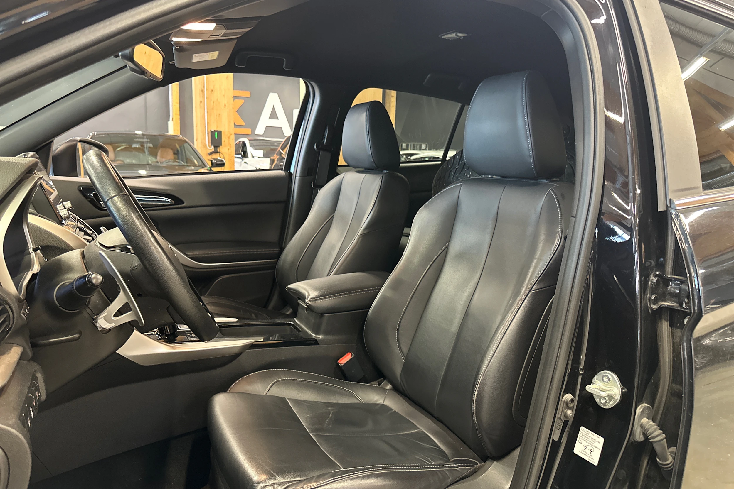 musta Mitsubishi Eclipse Cross 2021 kuva 4.