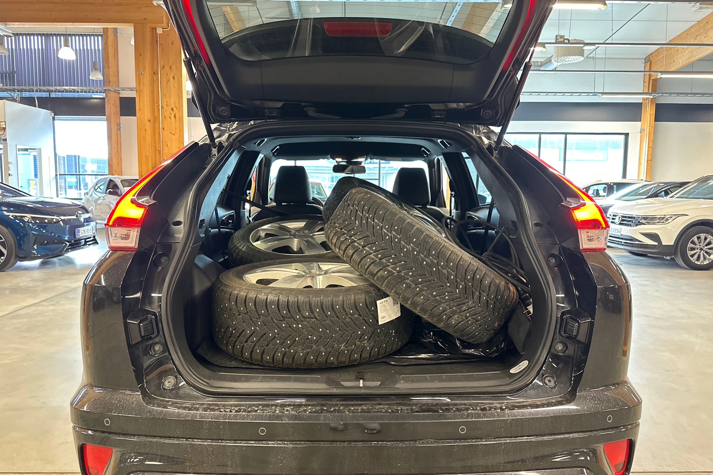 musta Mitsubishi Eclipse Cross 2021 kuva 6.