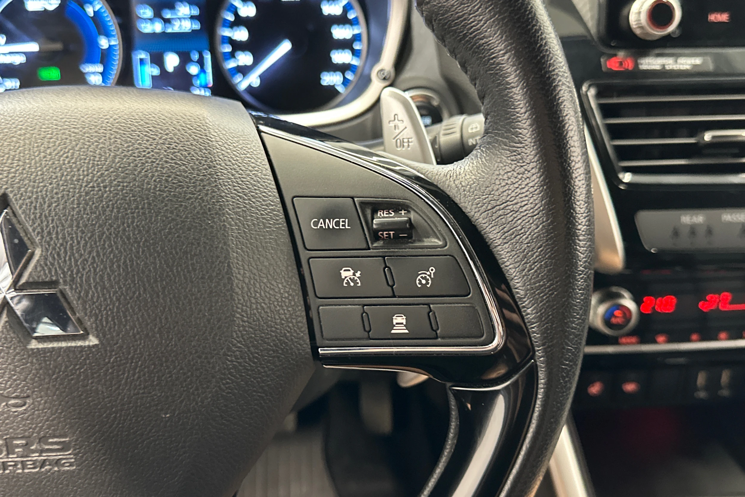 musta Mitsubishi Eclipse Cross 2021 kuva 14.