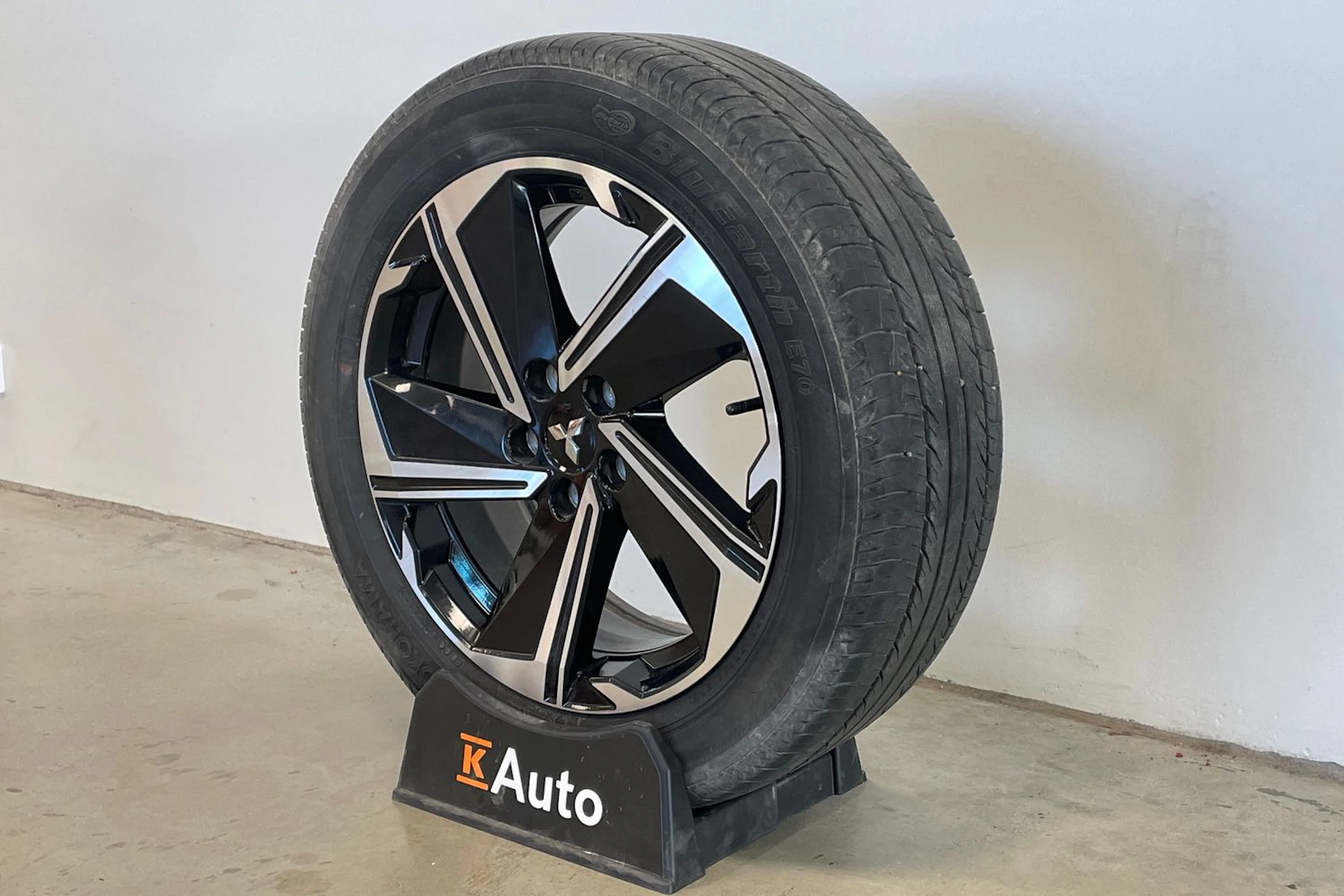 harmaa Mitsubishi Eclipse Cross 2022 kuva 13.