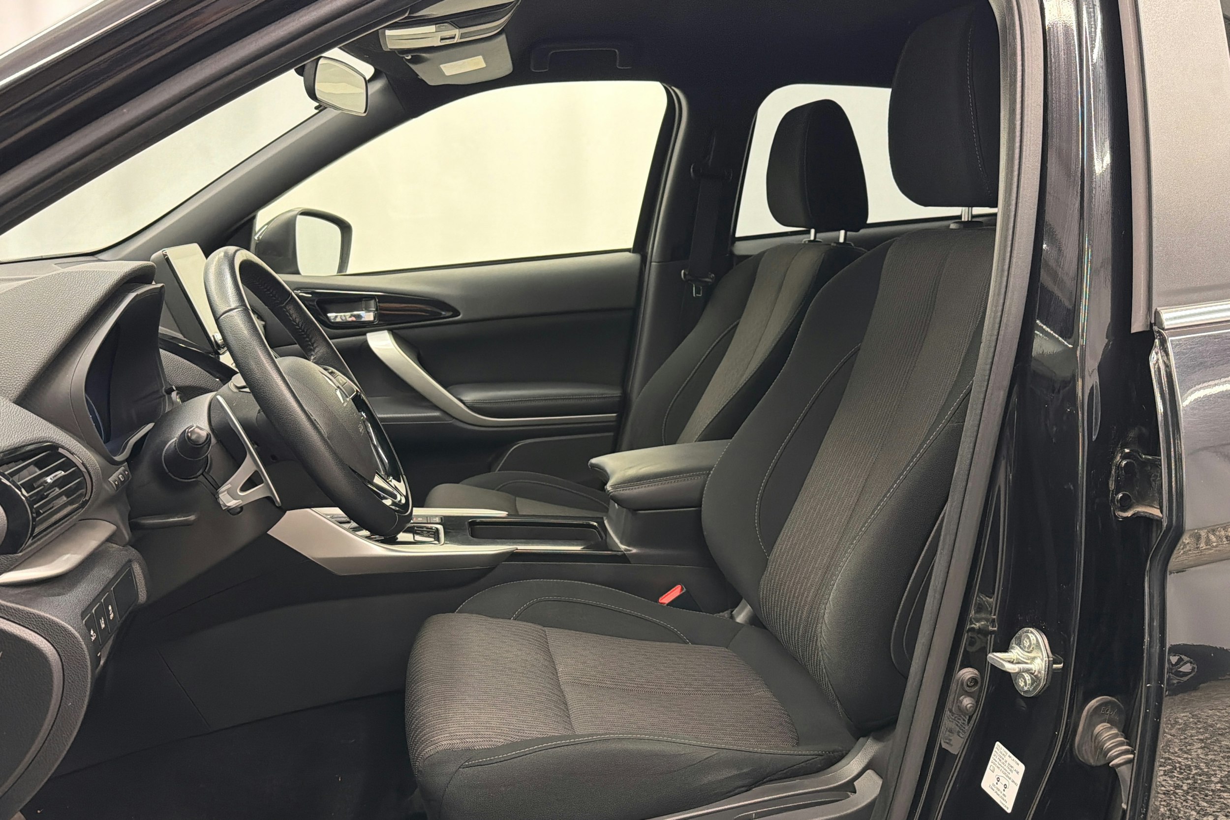 musta Mitsubishi Eclipse Cross 2021 kuva 16.