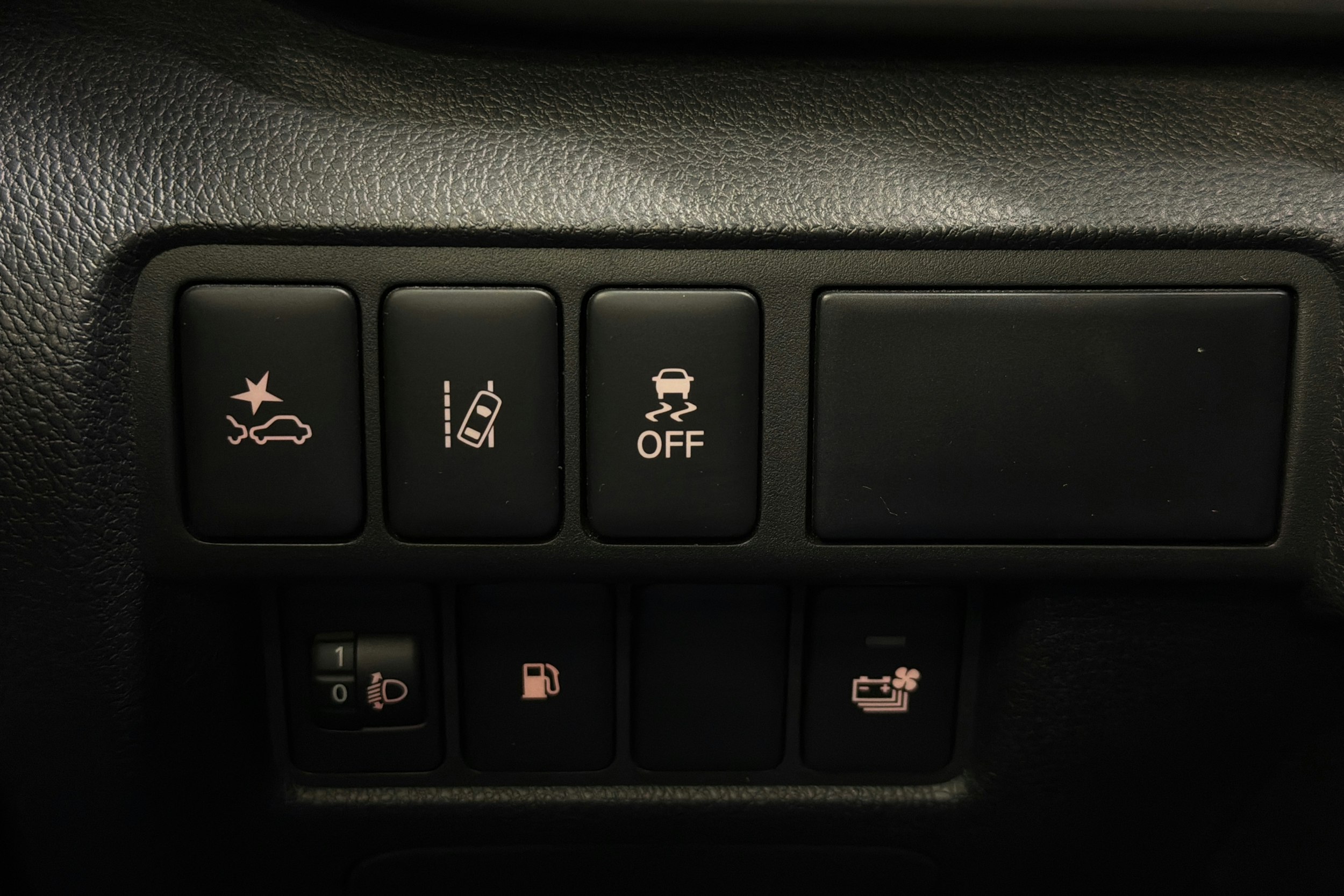 musta Mitsubishi Eclipse Cross 2021 kuva 22.