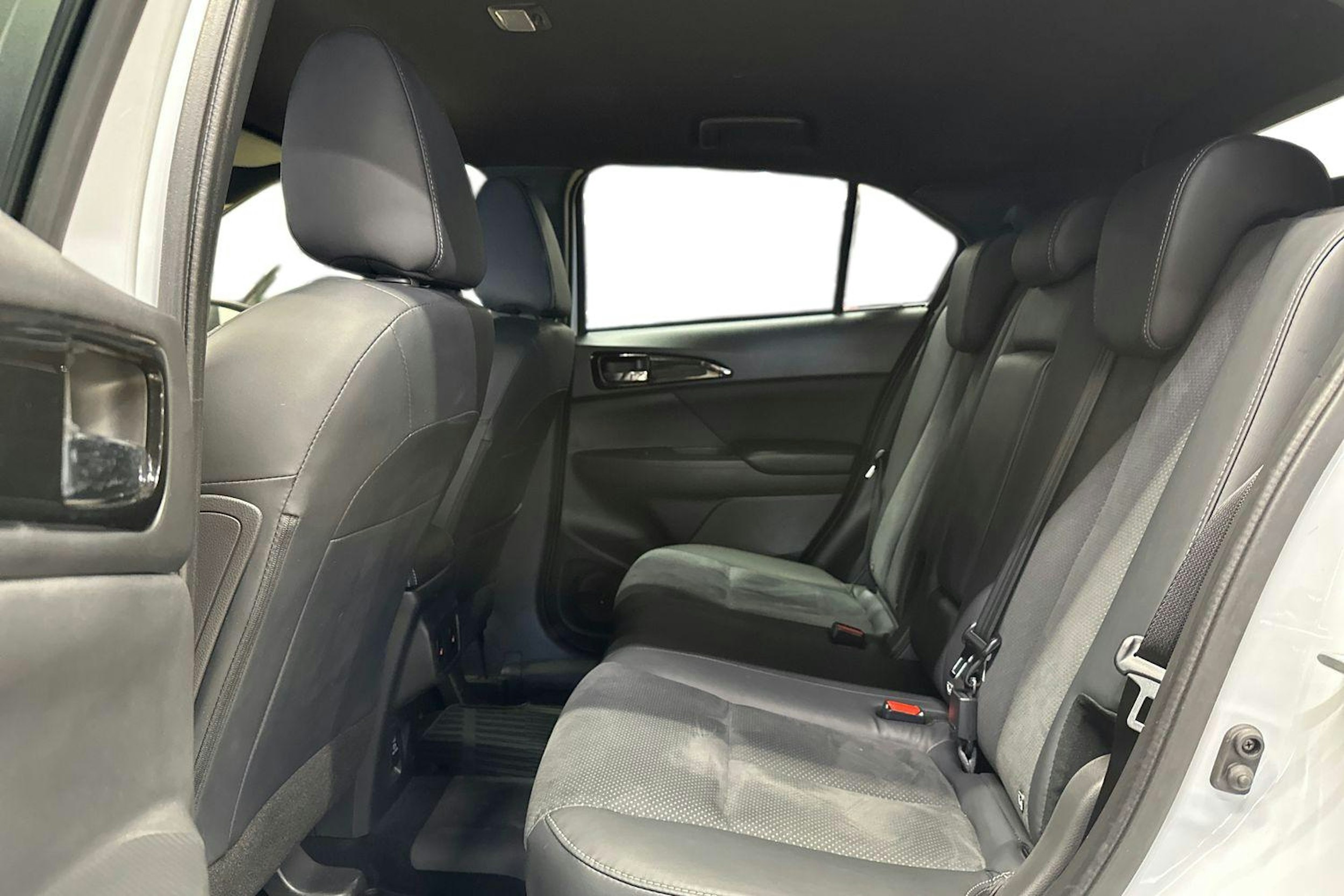 valkoinen Mitsubishi Eclipse Cross 2023 kuva 10.