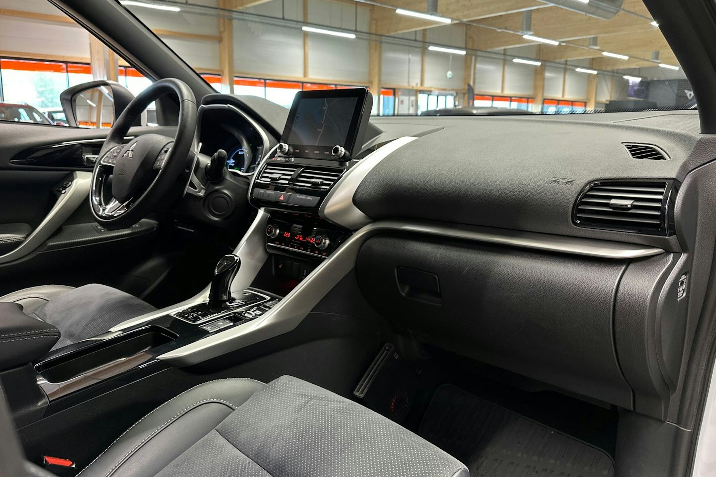 valkoinen Mitsubishi Eclipse Cross 2023 kuva 14.