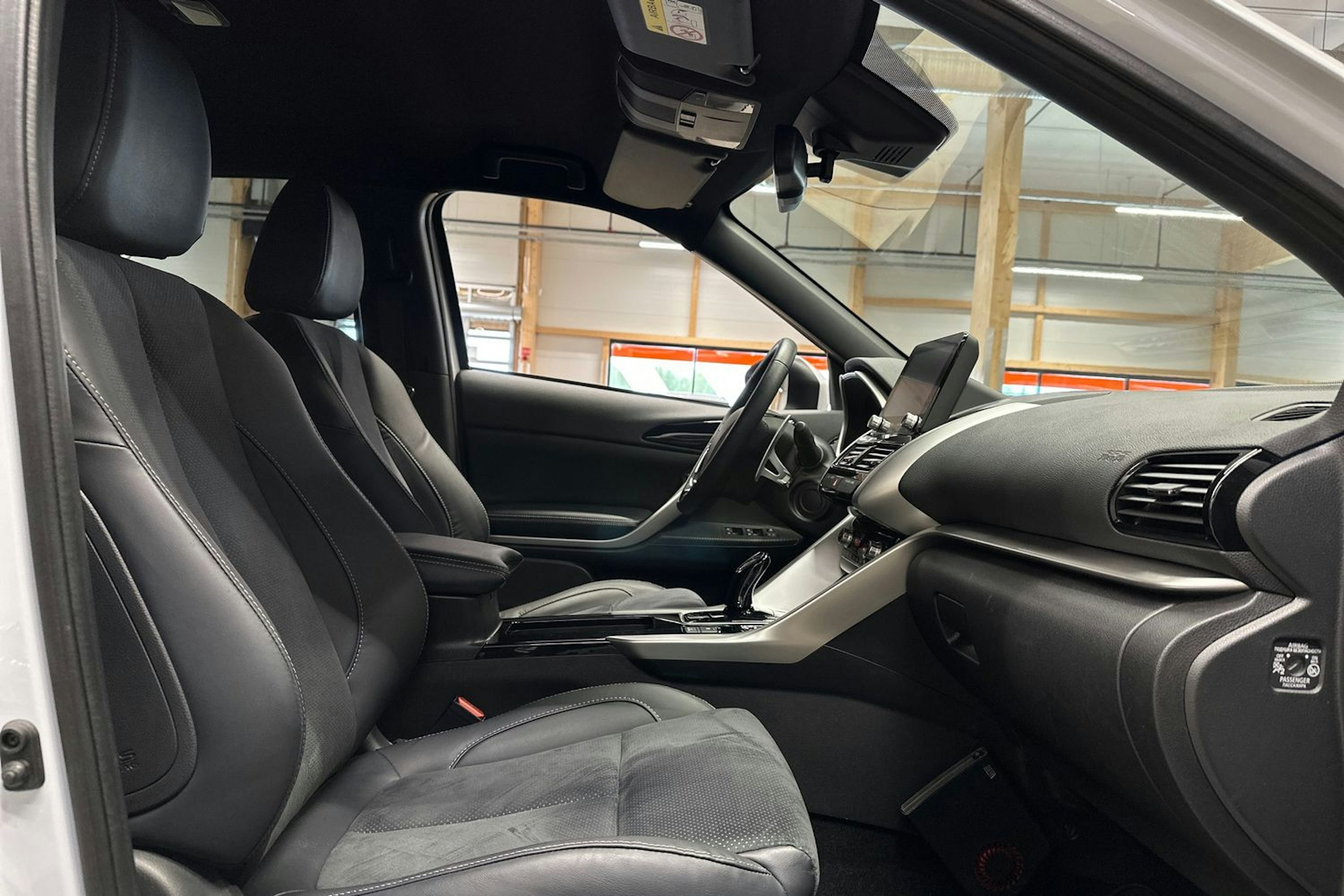 valkoinen Mitsubishi Eclipse Cross 2023 kuva 15.