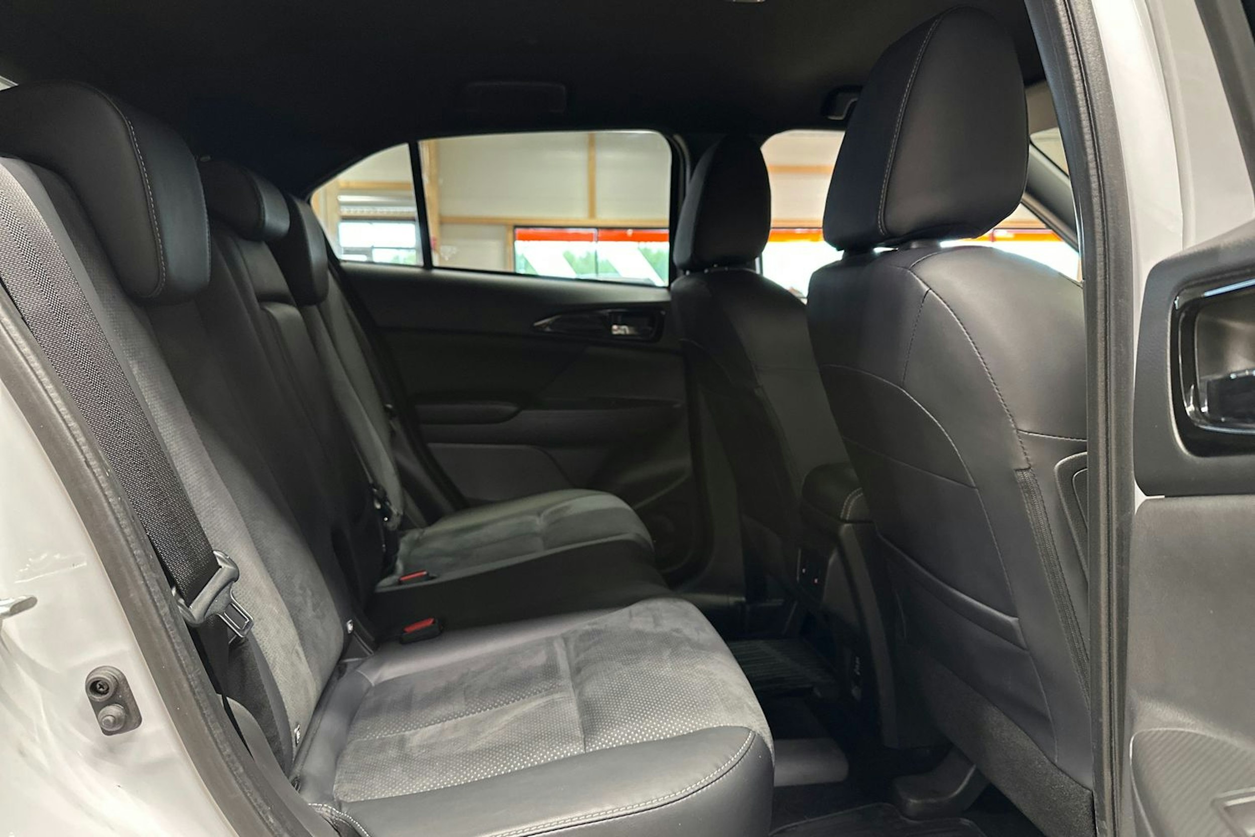 valkoinen Mitsubishi Eclipse Cross 2023 kuva 16.