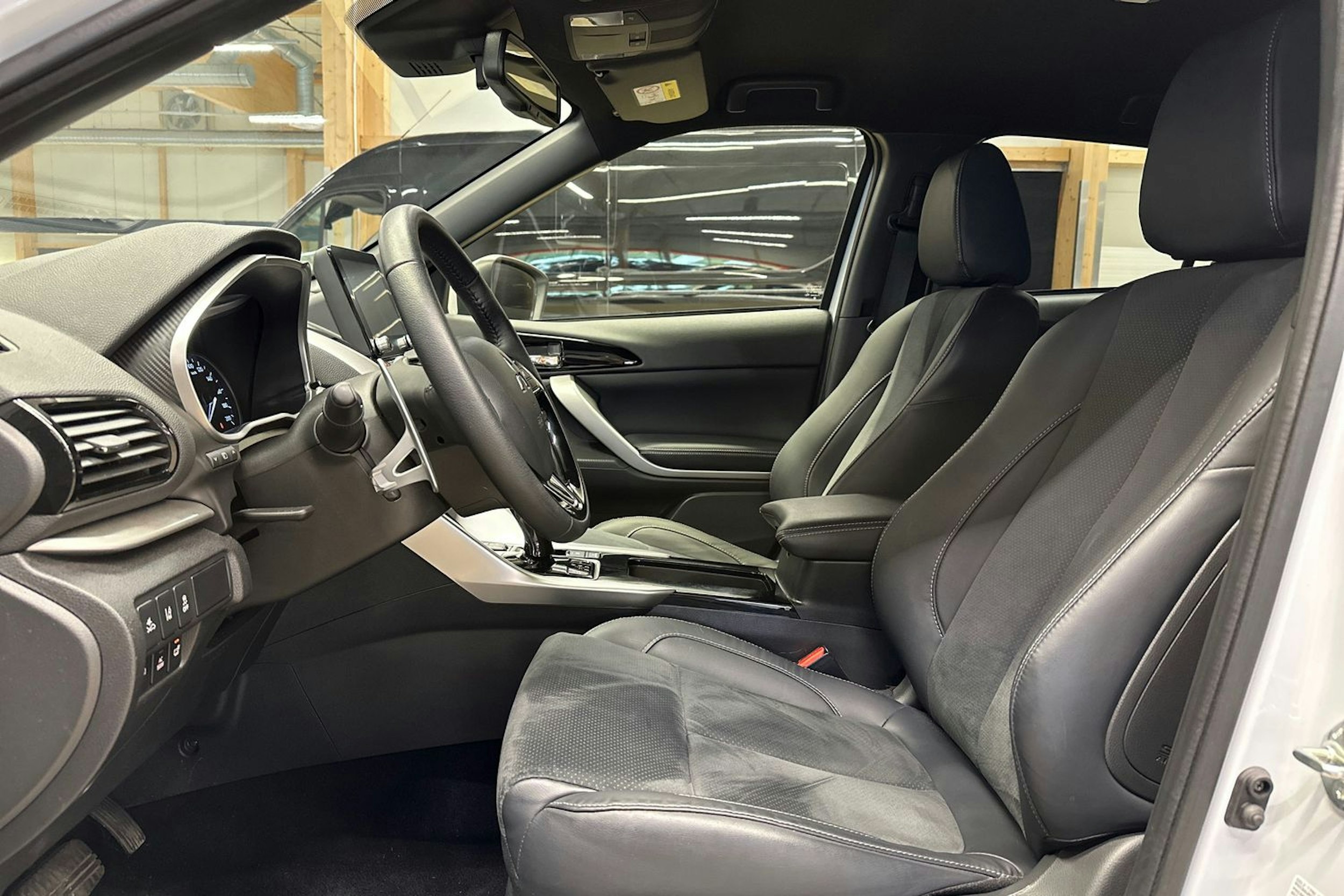 valkoinen Mitsubishi Eclipse Cross 2023 kuva 18.