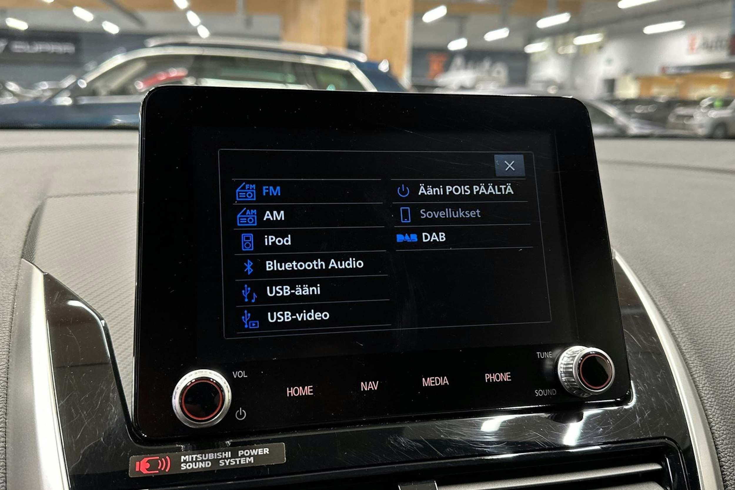valkoinen Mitsubishi Eclipse Cross 2023 kuva 22.