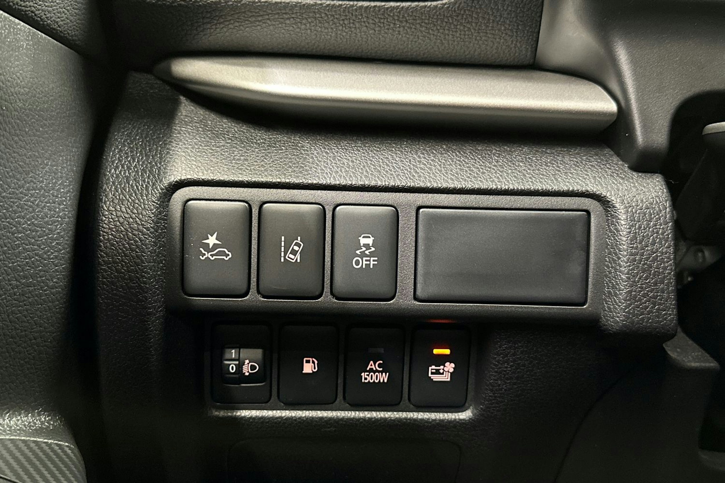 valkoinen Mitsubishi Eclipse Cross 2023 kuva 29.