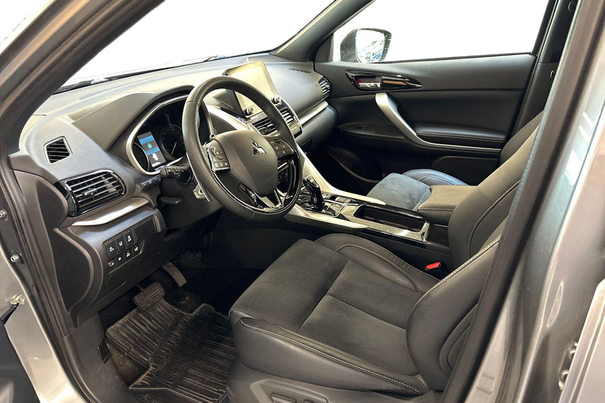 Harmaa Mitsubishi Eclipse Cross 2024 kuva 3.