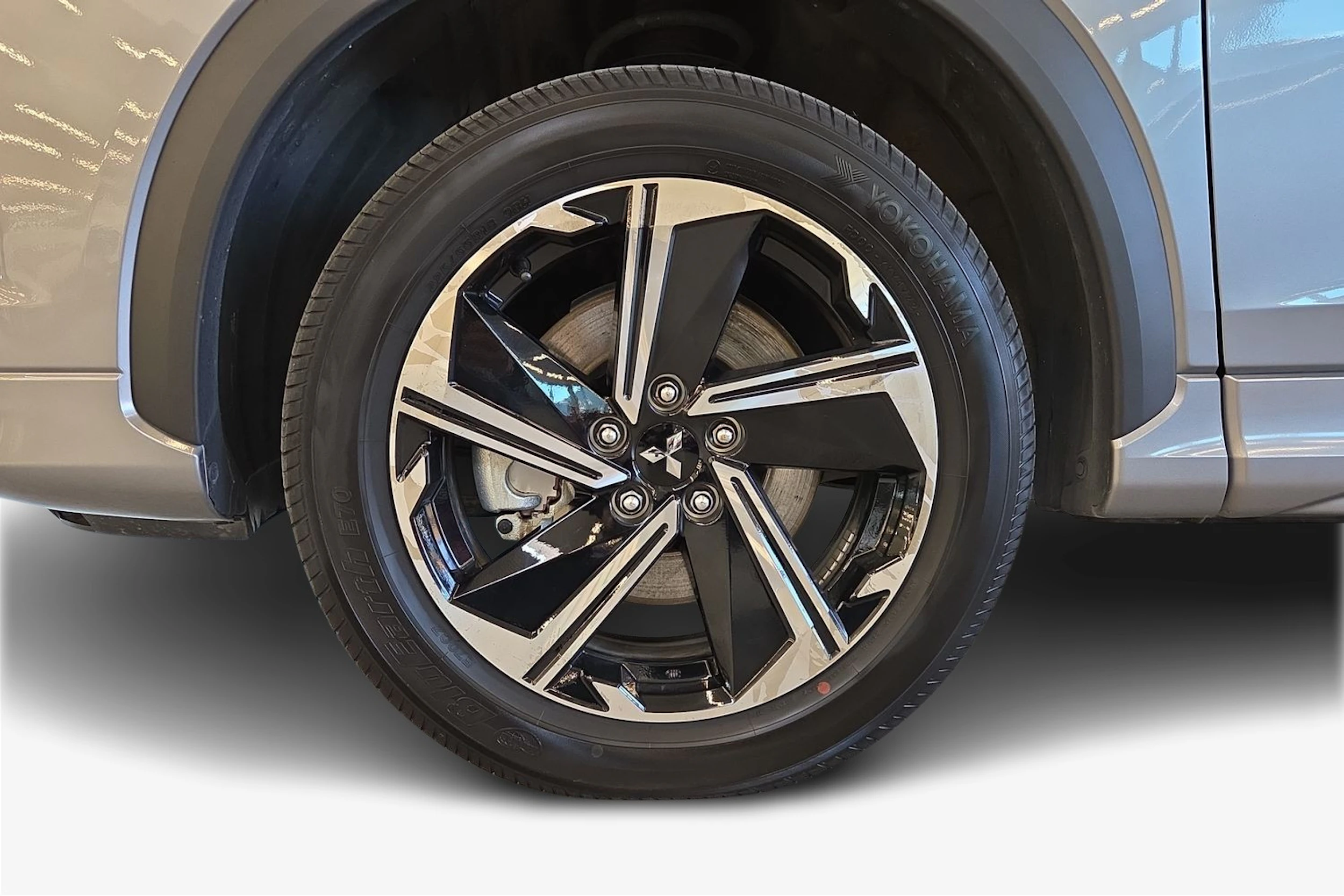 Harmaa Mitsubishi Eclipse Cross 2024 kuva 9.