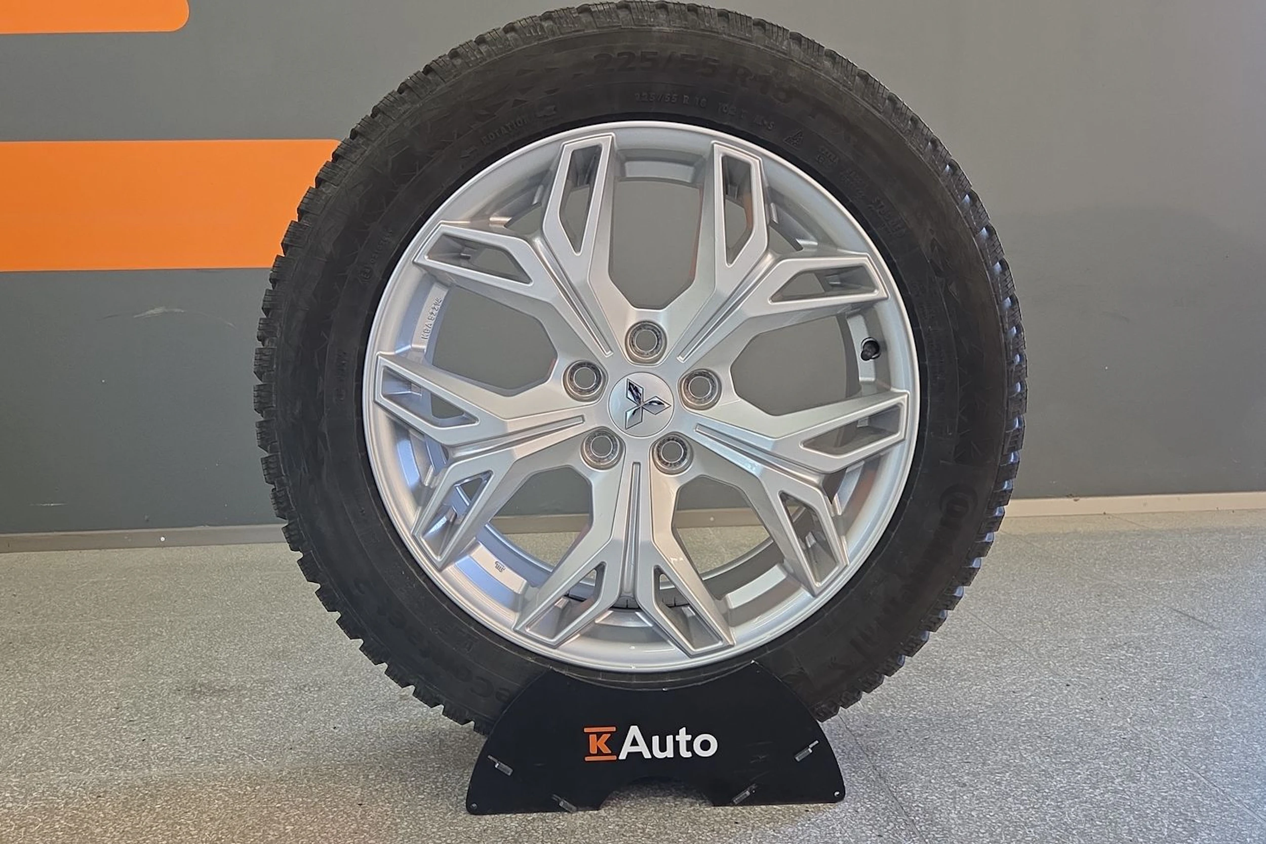 Harmaa Mitsubishi Eclipse Cross 2024 kuva 11.