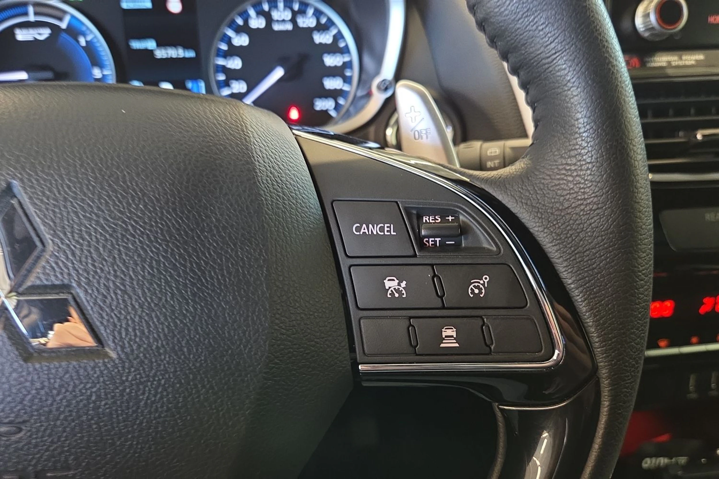 Harmaa Mitsubishi Eclipse Cross 2024 kuva 14.