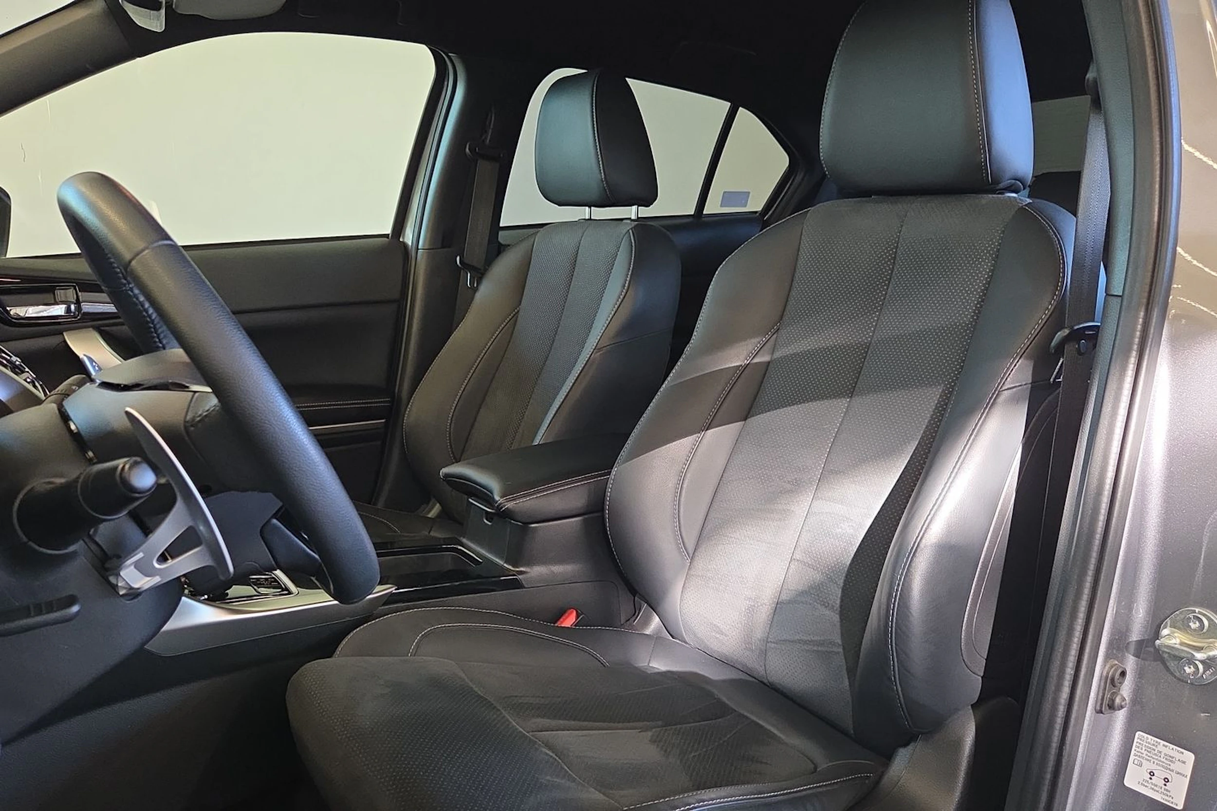 Harmaa Mitsubishi Eclipse Cross 2024 kuva 19.