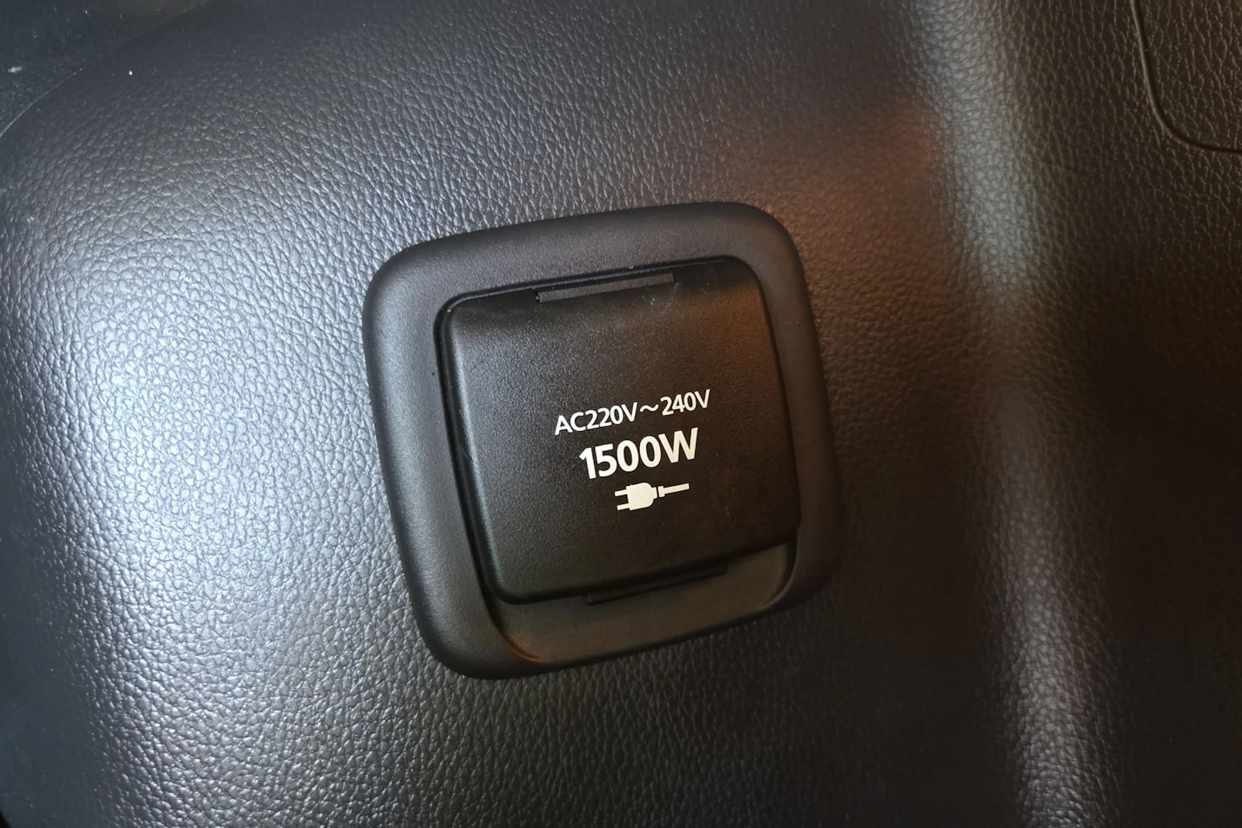 Harmaa Mitsubishi Eclipse Cross 2024 kuva 22.