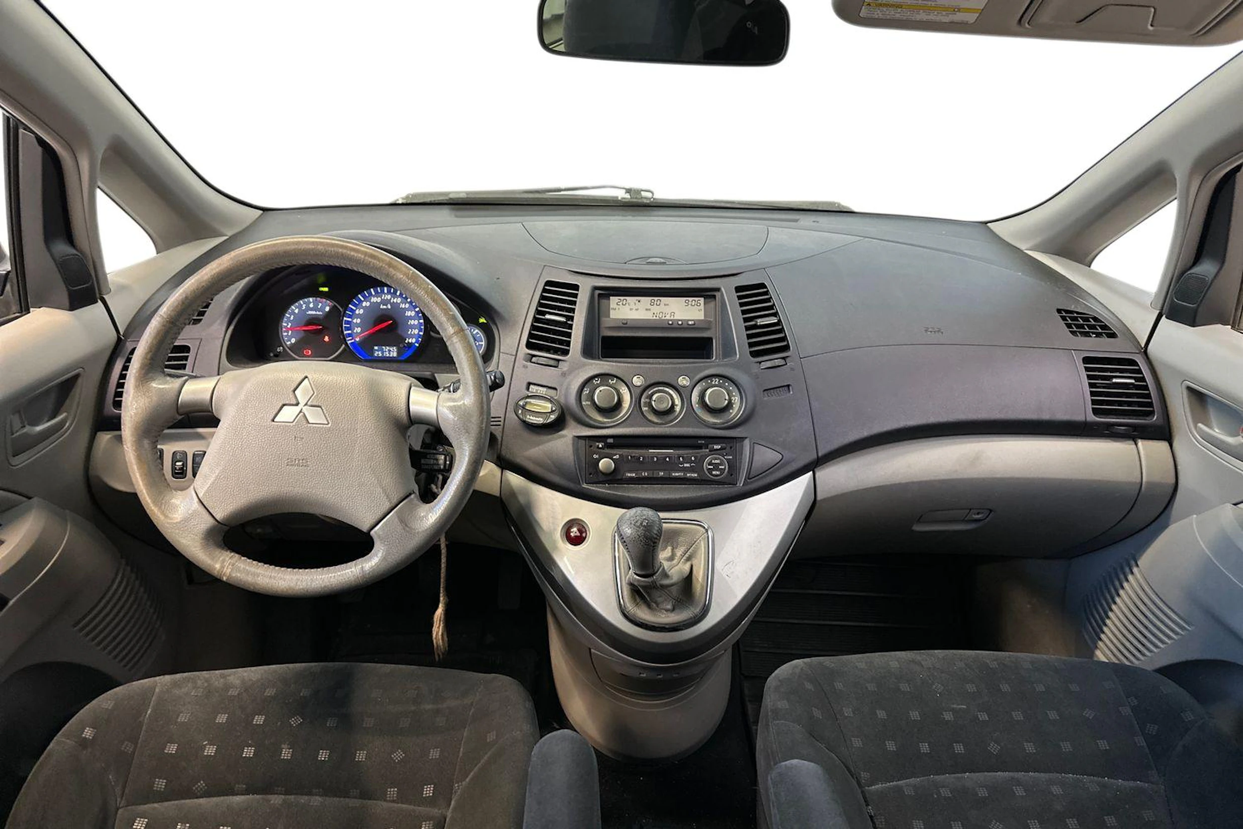 harmaa Mitsubishi Grandis 2004 kuva 8.