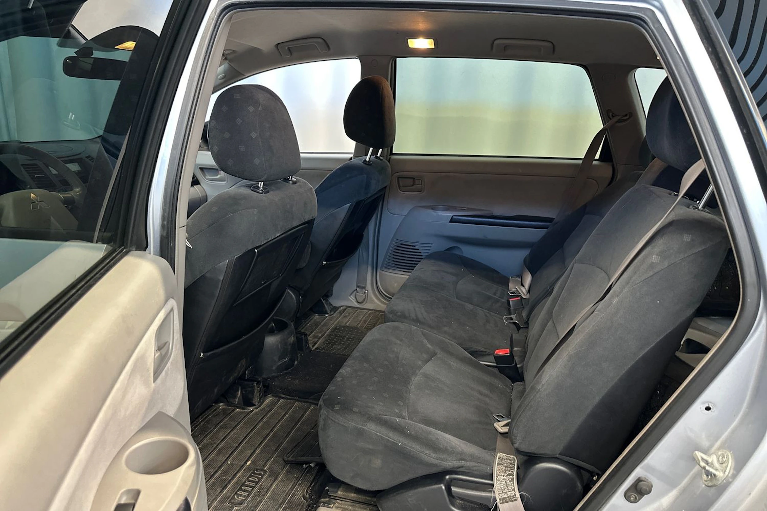 harmaa Mitsubishi Grandis 2004 kuva 10.