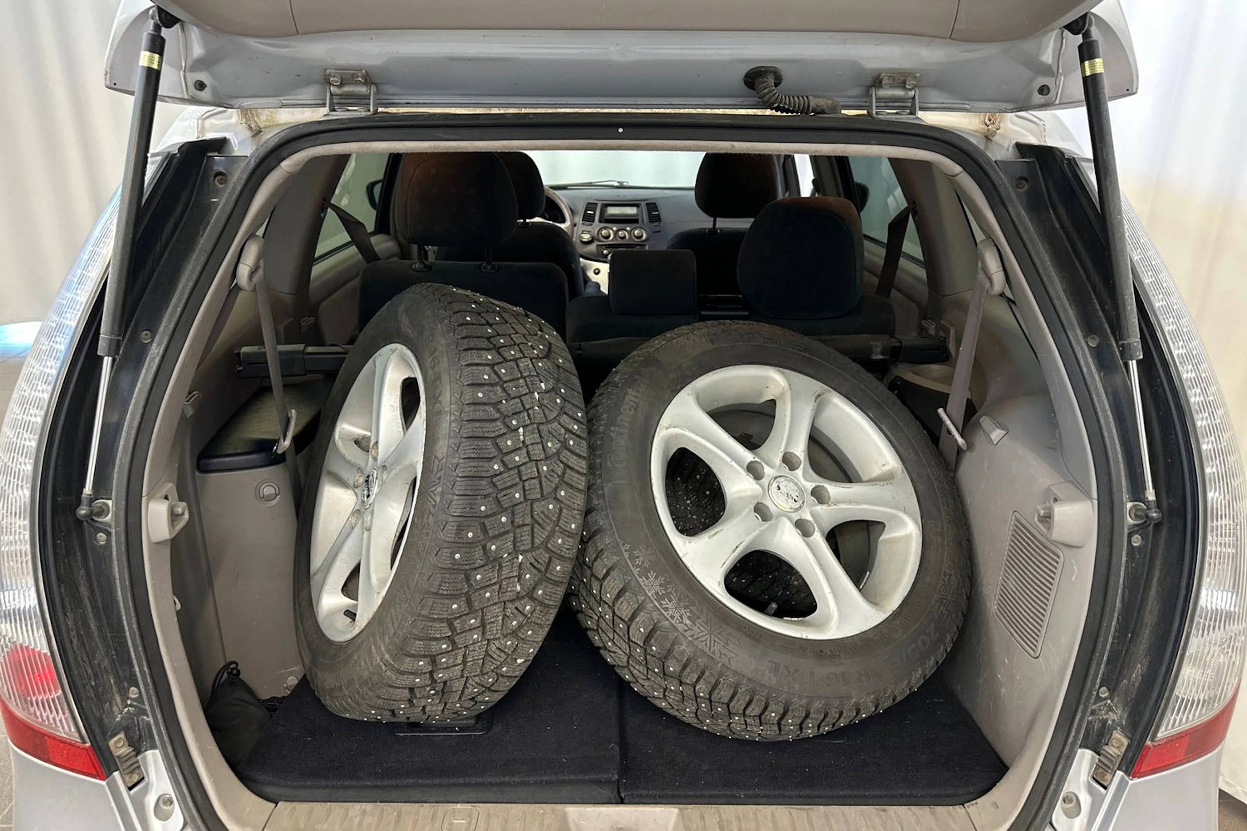 harmaa Mitsubishi Grandis 2004 kuva 11.