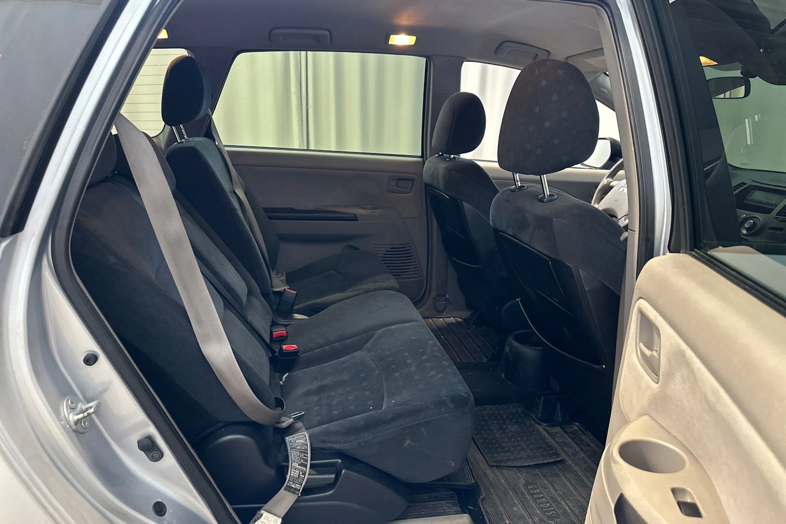 harmaa Mitsubishi Grandis 2004 kuva 12.