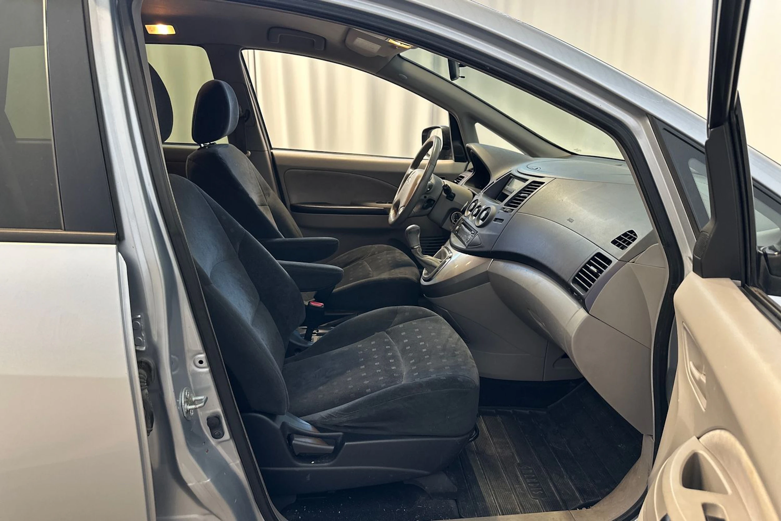 harmaa Mitsubishi Grandis 2004 kuva 13.